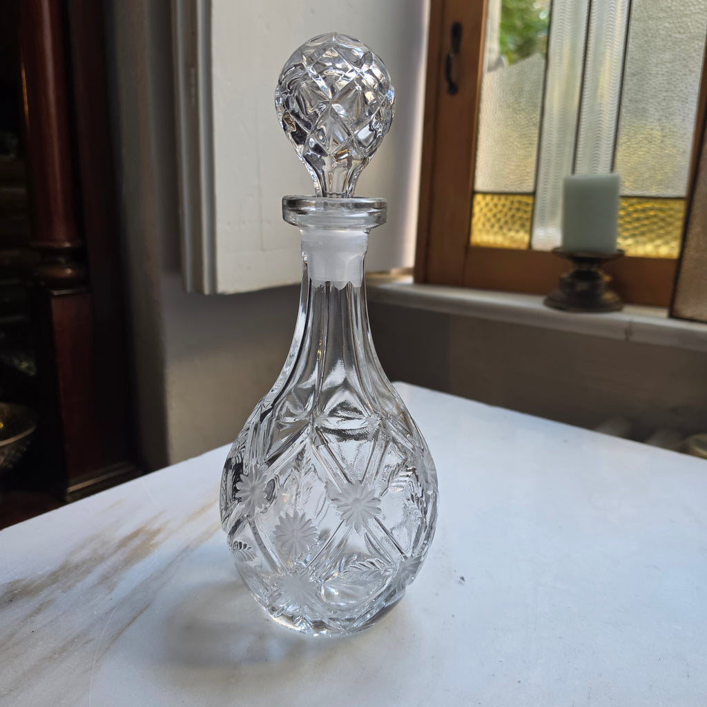 Edle Vintage Kristallkaraffe mit Schliffmuster – Elegant geschnittene Glaskaraffe mit Passstopfen