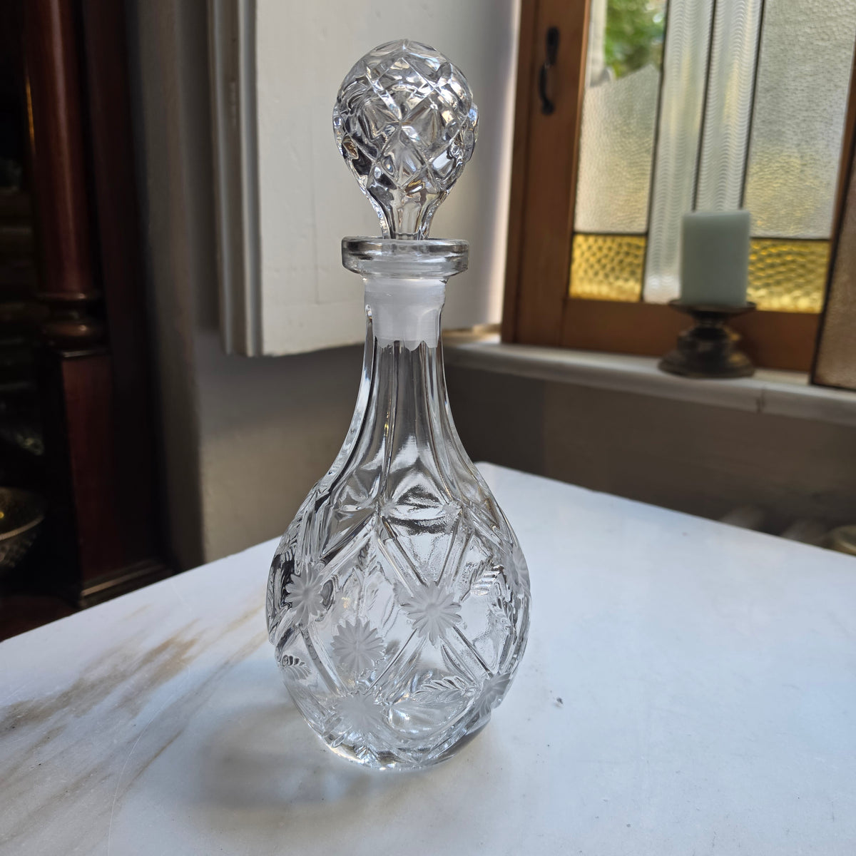 Edle Vintage Kristallkaraffe mit Schliffmuster – Elegant geschnittene Glaskaraffe mit Passstopfen