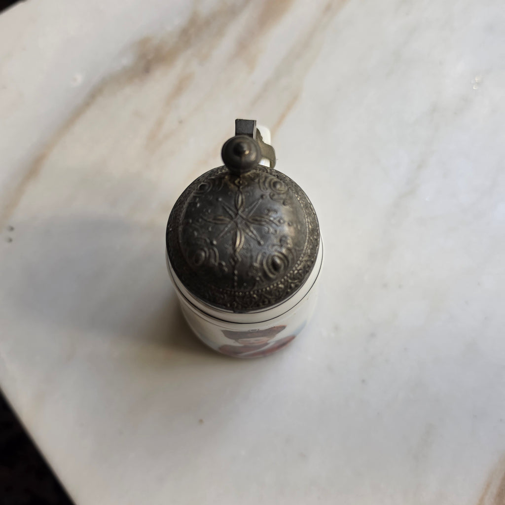 Antiker Porzellan-Miniaturkrug mit Zinndeckel – „Kronprinz Wilhelm“ in Husarenuniform um 1900