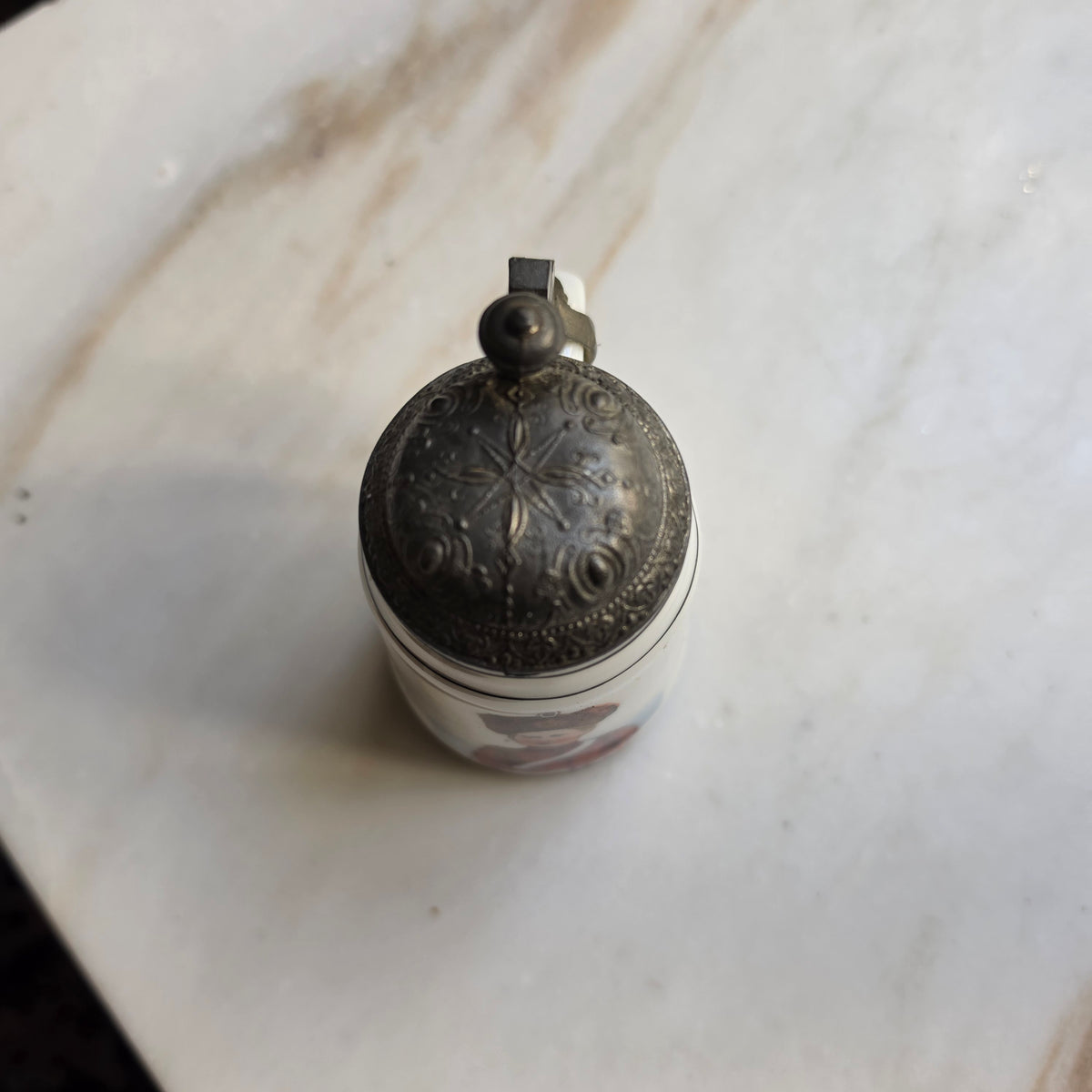 Antiker Porzellan-Miniaturkrug mit Zinndeckel – „Kronprinz Wilhelm“ in Husarenuniform um 1900