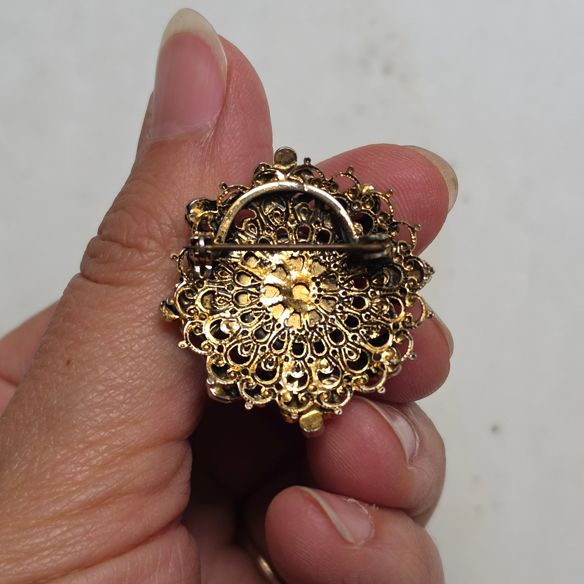 Vintage-Stil Brosche mit Türkis-Imitat, Emaille und Perlen