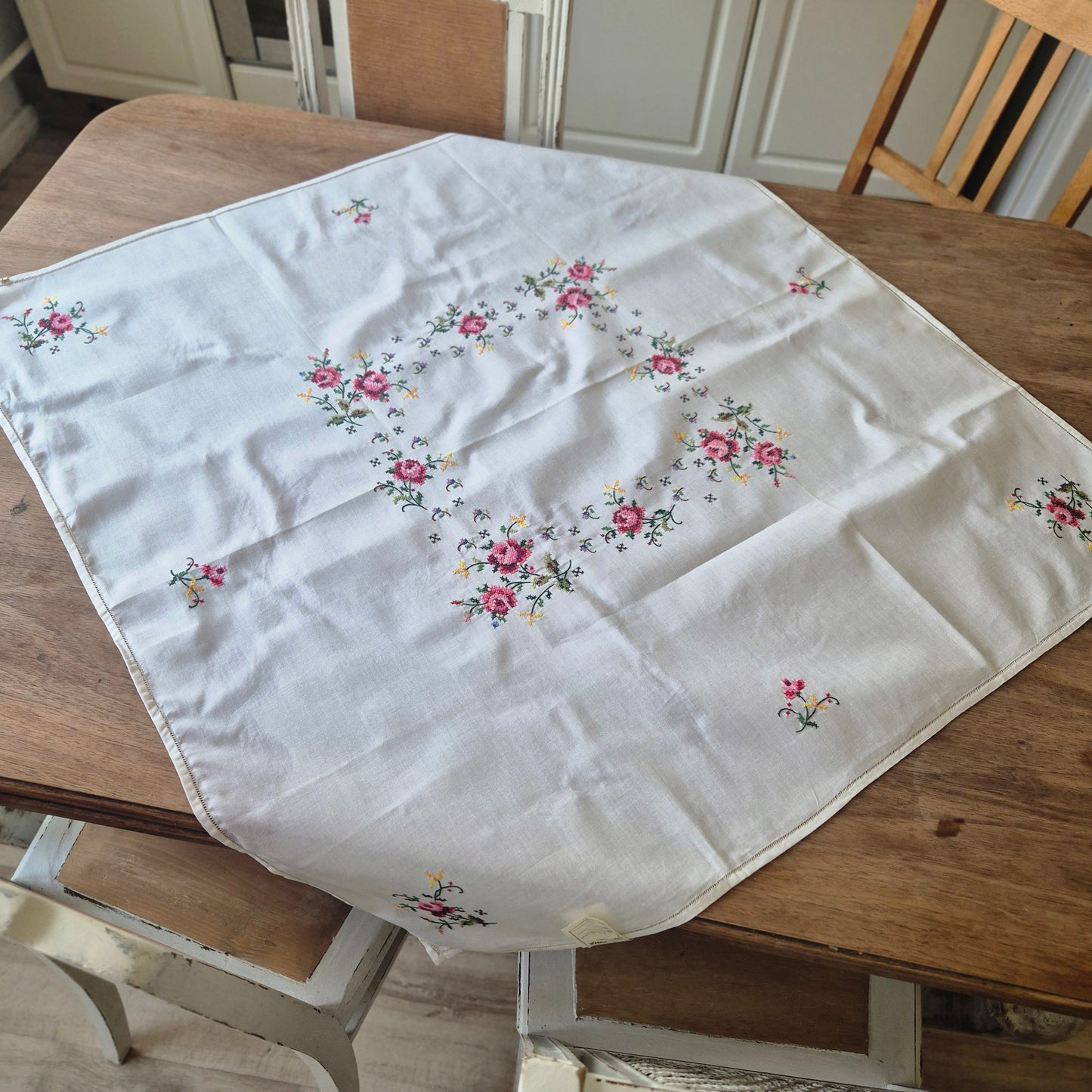 Vintage WEST GERMANY Tischdecke bestickt mit Rosen Handgemacht KADEWE 80x80cm