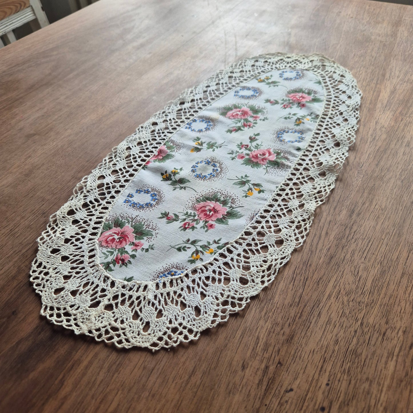 Antike kleine weiße ovale Zierdecke 47x22cm mit Blumenmuster