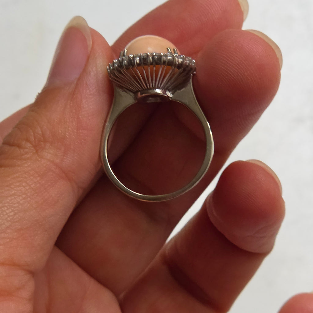 Echter 1950er Vintage Cocktailring 750er Weißgold – Zartkoralle & 24 Diamanten – Gr. 58 (7,6 Gramm)