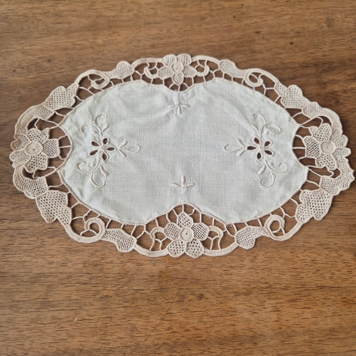 Antikes kleines Zierdeckchen beige gehäkelt geklöppelt Baumwolle 28x19cm oval