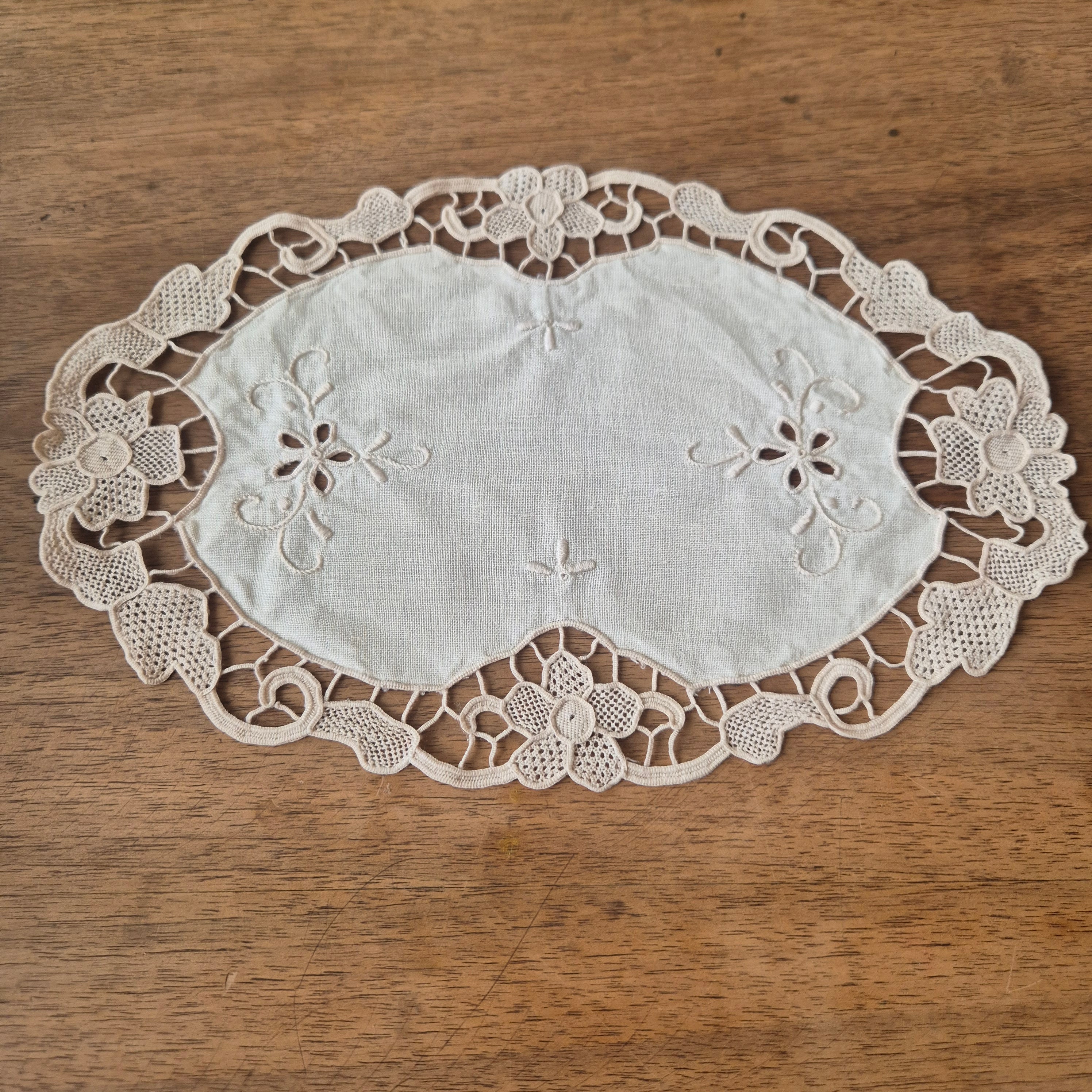 Antikes kleines Zierdeckchen beige gehäkelt geklöppelt Baumwolle 28x19cm oval