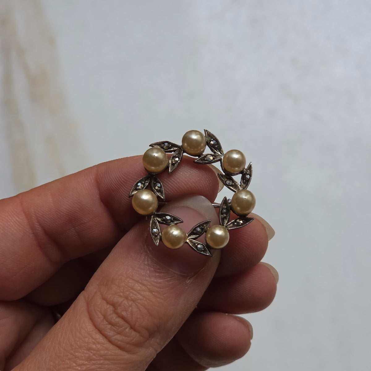Vintage Silberbrosche (935er Silber) mit Perlen & Markasiten – Eleganter Kranz-Anstecker