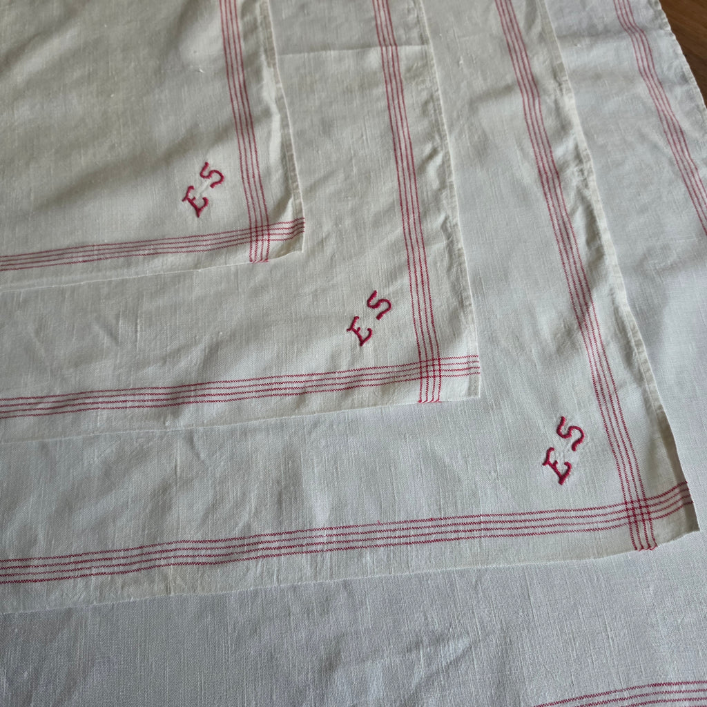 4x Antike Leinen-Geschirrtücher mit Monogramm „E.S.“ –