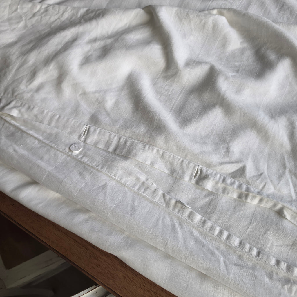 Vintage Damast-Bettbezug „Hotel Zum weißen Roß“ – Edle Hotelwäsche mit Geschichte - 135x195cm
