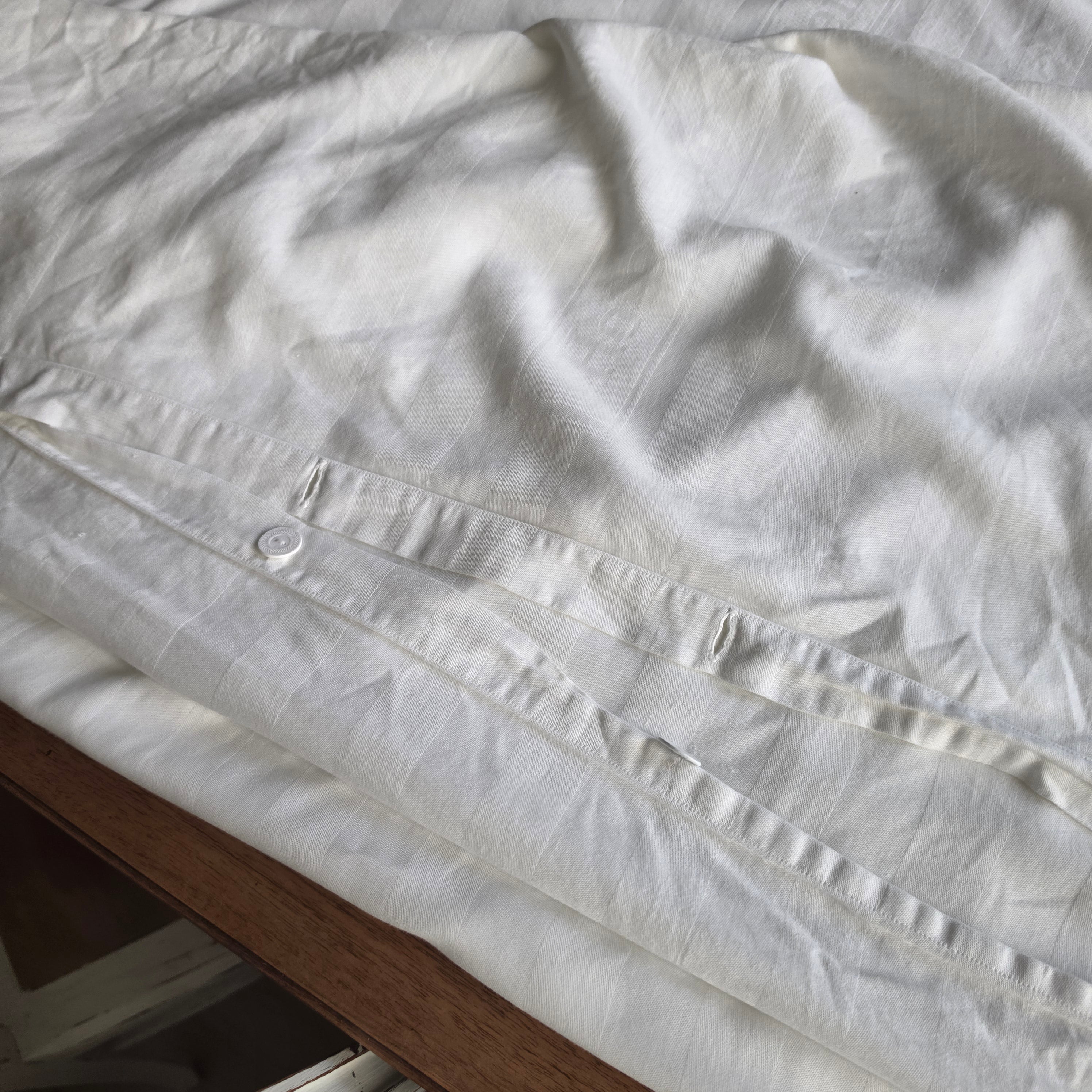 Vintage Damast-Bettbezug „Hotel Zum weißen Roß“ – Edle Hotelwäsche mit Geschichte - 135x195cm