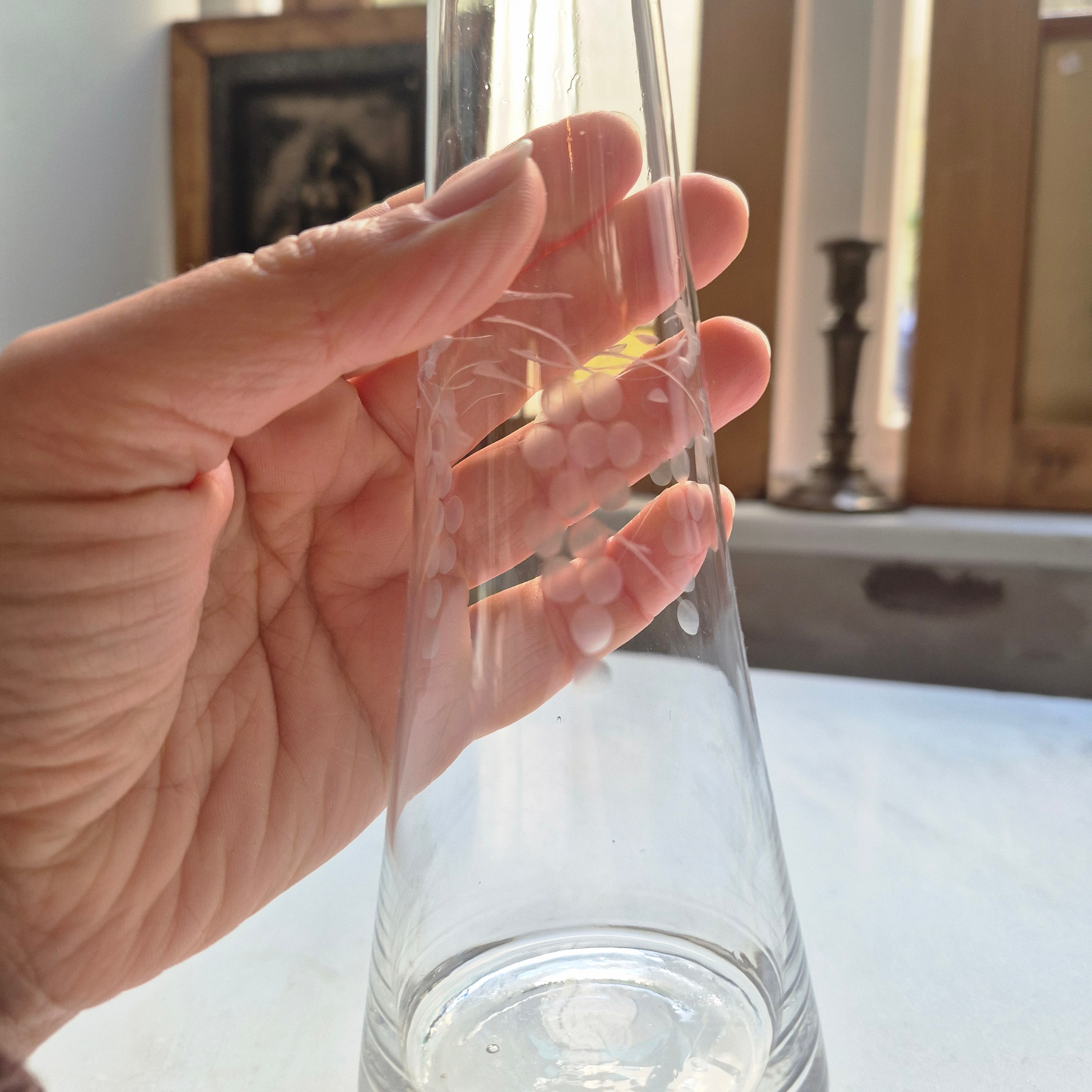 Vintage Glas Vase mit geschliffenem Traubenmotiv Dekor