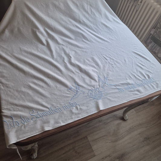 Großes Baumwolltuch mit Spruch "Wo die Schwalben nisten, da wohnt das Glück!" 140x210cm