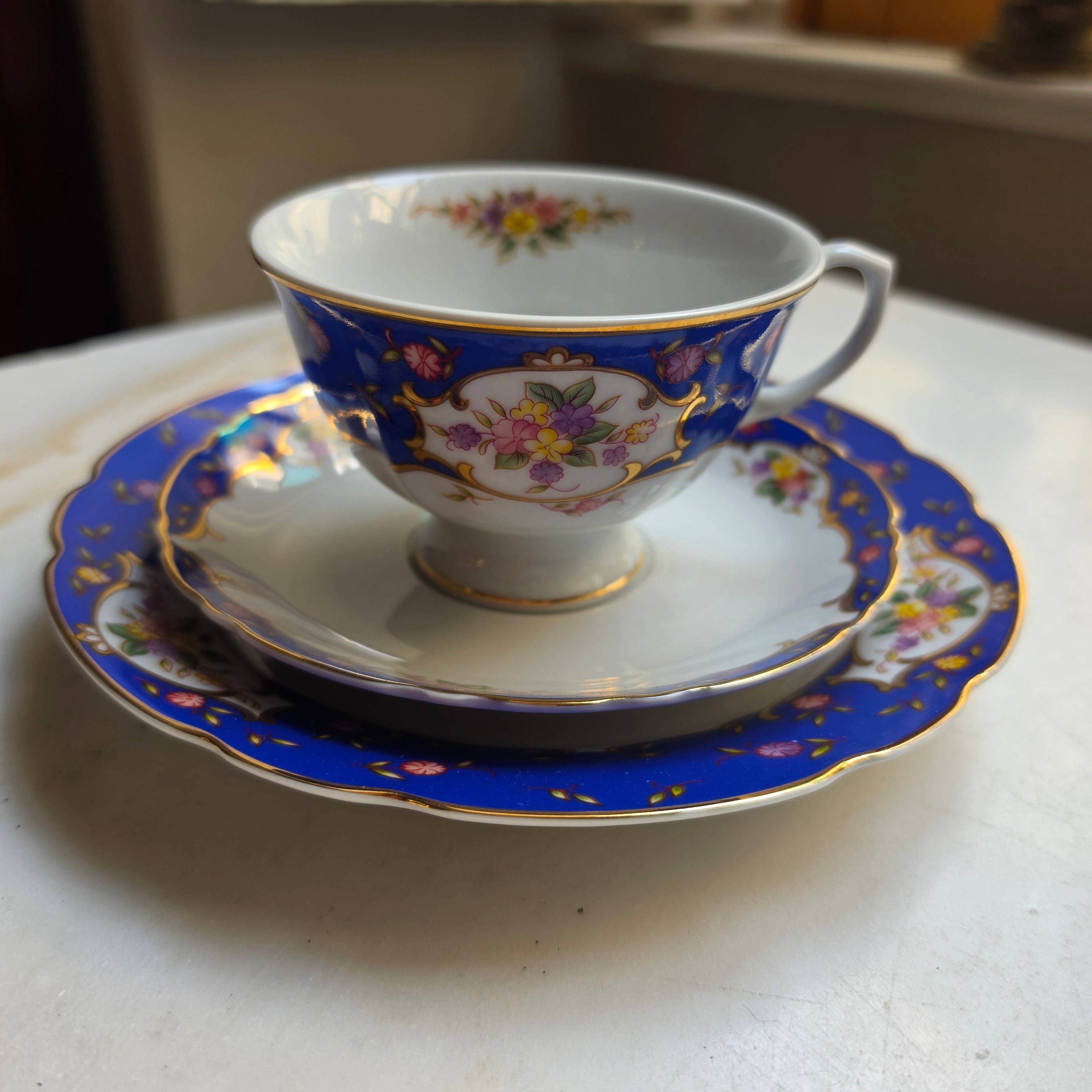 Vintage Porzellan Gedeck 3-teilig „Sissy“ von MF Design – Kobaltblau mit Golddekor & Blumenbukett