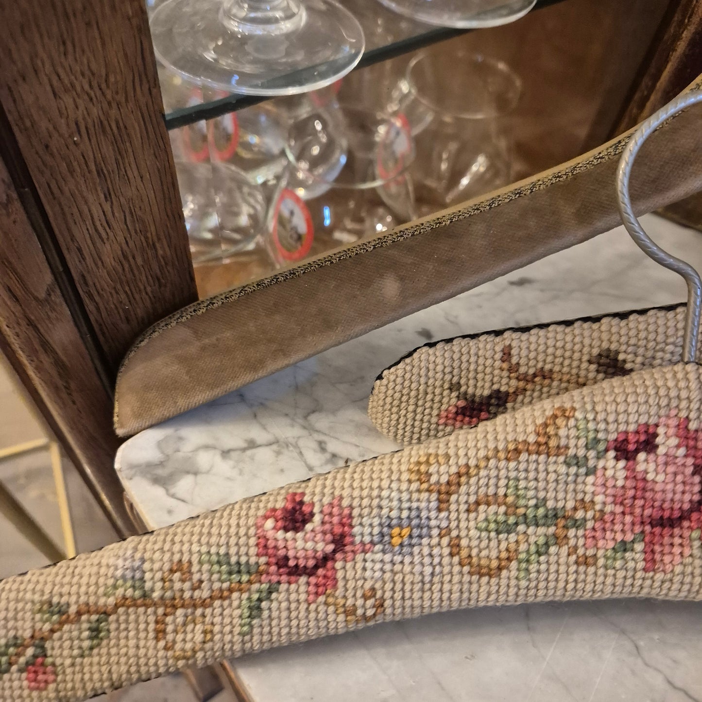 4x Alte Vintage Kleiderbügel Gobelin Stil Samt bestickt mit Rosen auch als Deko!