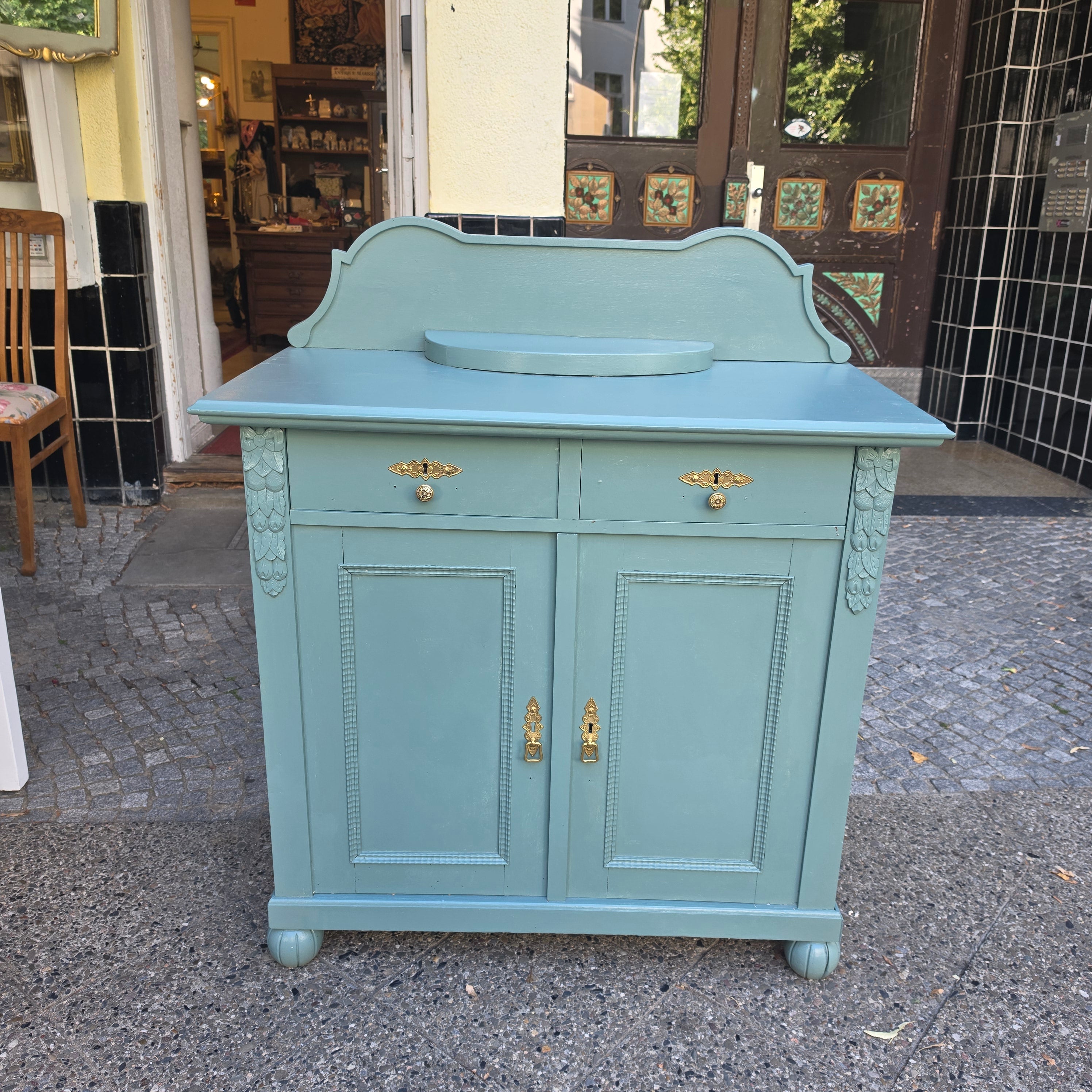 Antike Kommode mit Aufsatz im Shabby-Chic-Look – Salbeigrün mit Messingbeschlägen