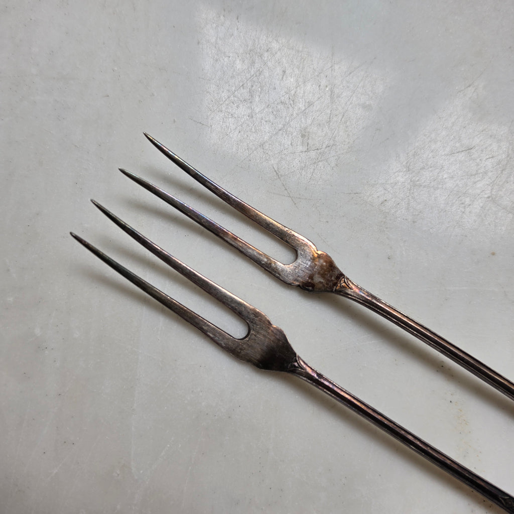 Antikes 2er-Set Aufschnittgabeln - Zitronengabeln – Versilbert mit feiner Patina