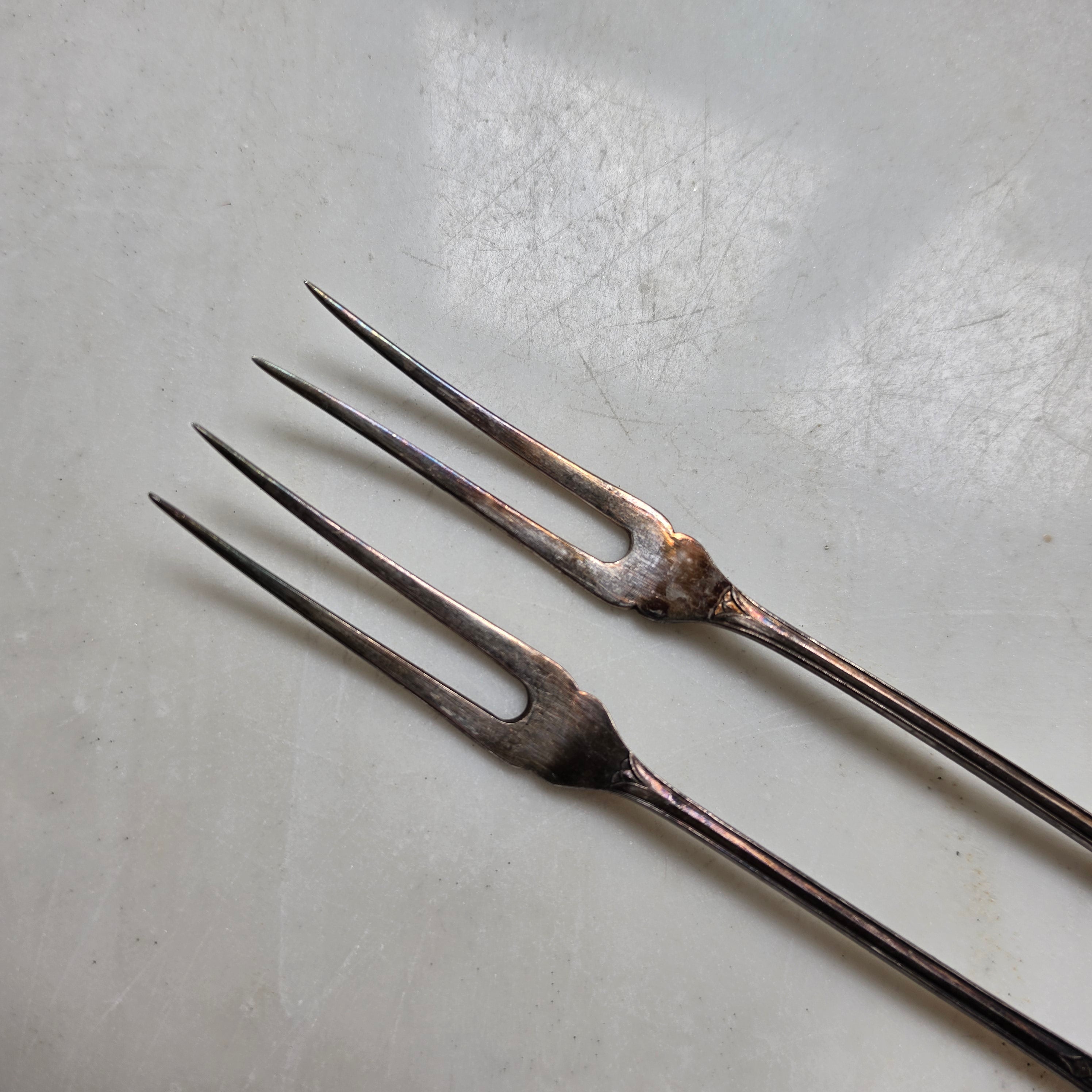 Antikes 2er-Set Aufschnittgabeln - Zitronengabeln – Versilbert mit feiner Patina