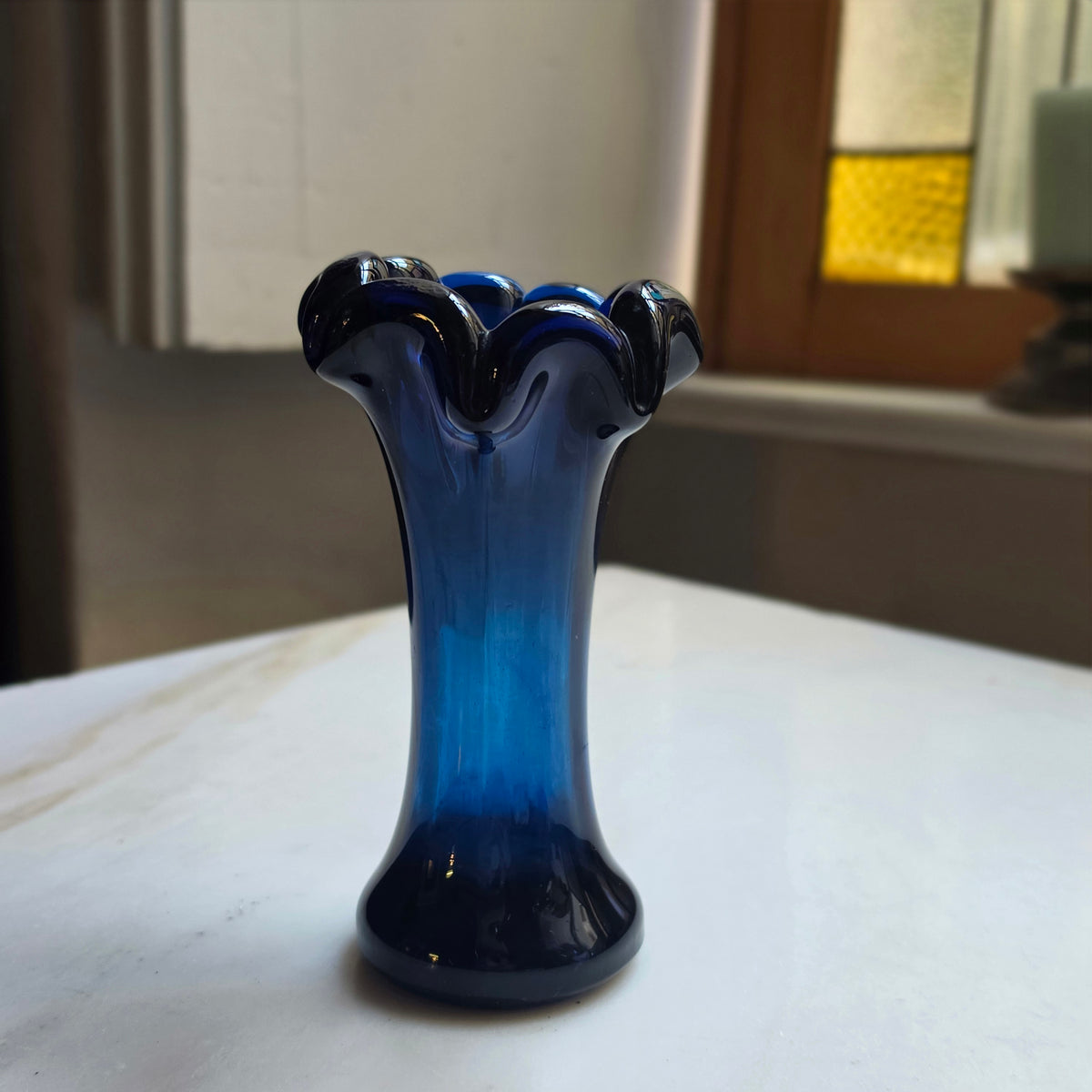 Elegante kleine Glasvase in Kobaltblau – Mundgeblasen - Vintage