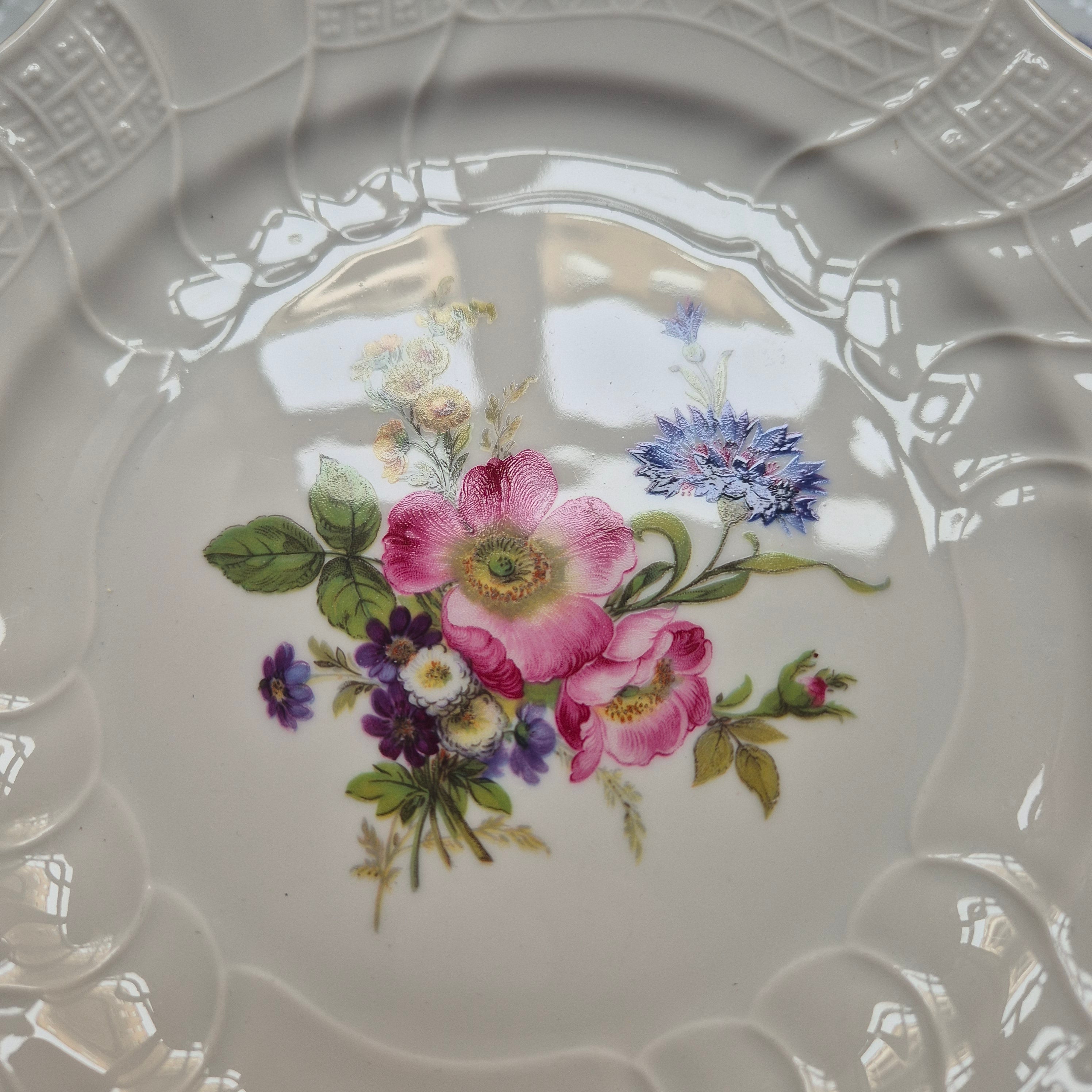 12x Antike Hutschenreuther  Porzellan Kuchenteller mit Blumenmotiv Reliefrand