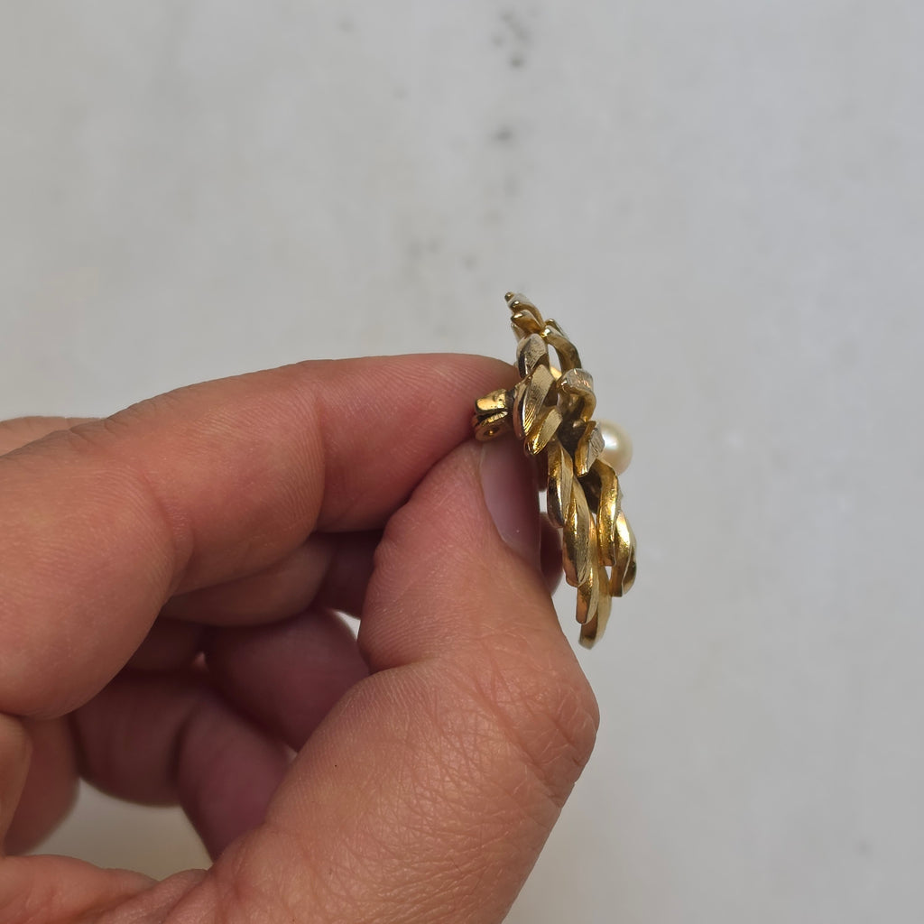 Vintage-Eleganz: Goldene Perlen-Brosche im Wirbel-Design 60er Jahre
