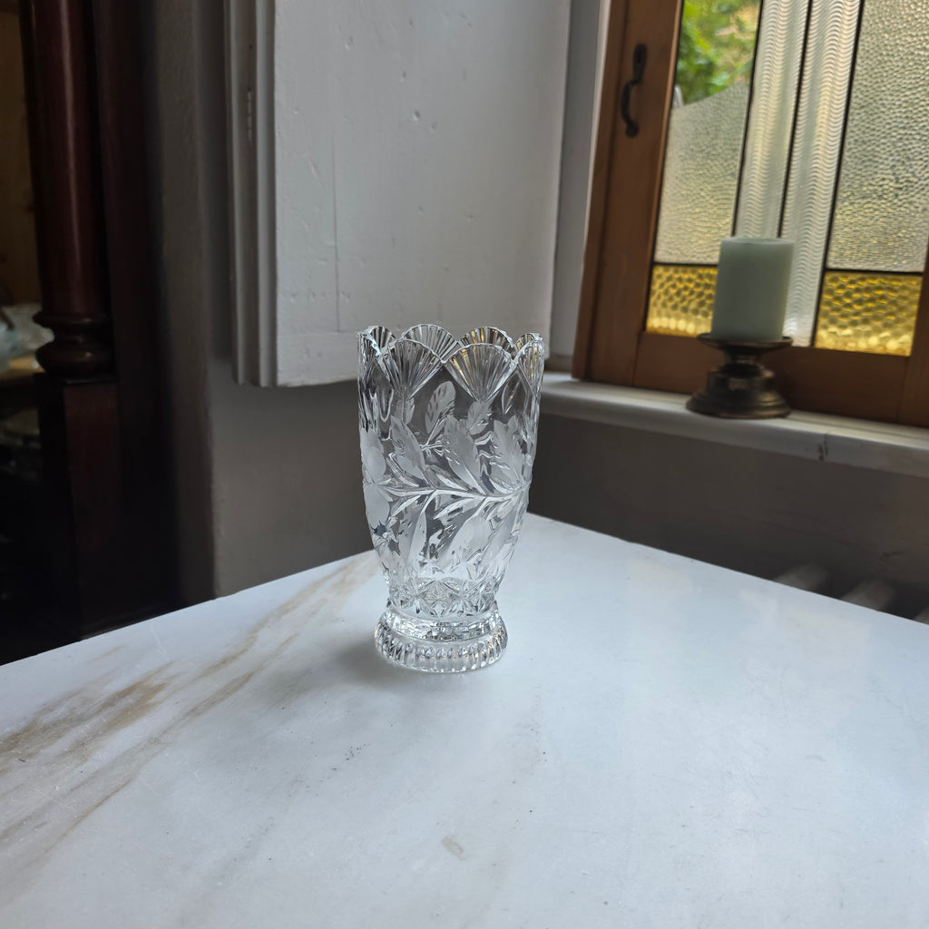 Vintage Kristall-Vase mit floraler Gravur & Wellenrand | Handgeschliffenes Bleikristall, Bogenrand-Prunkvase