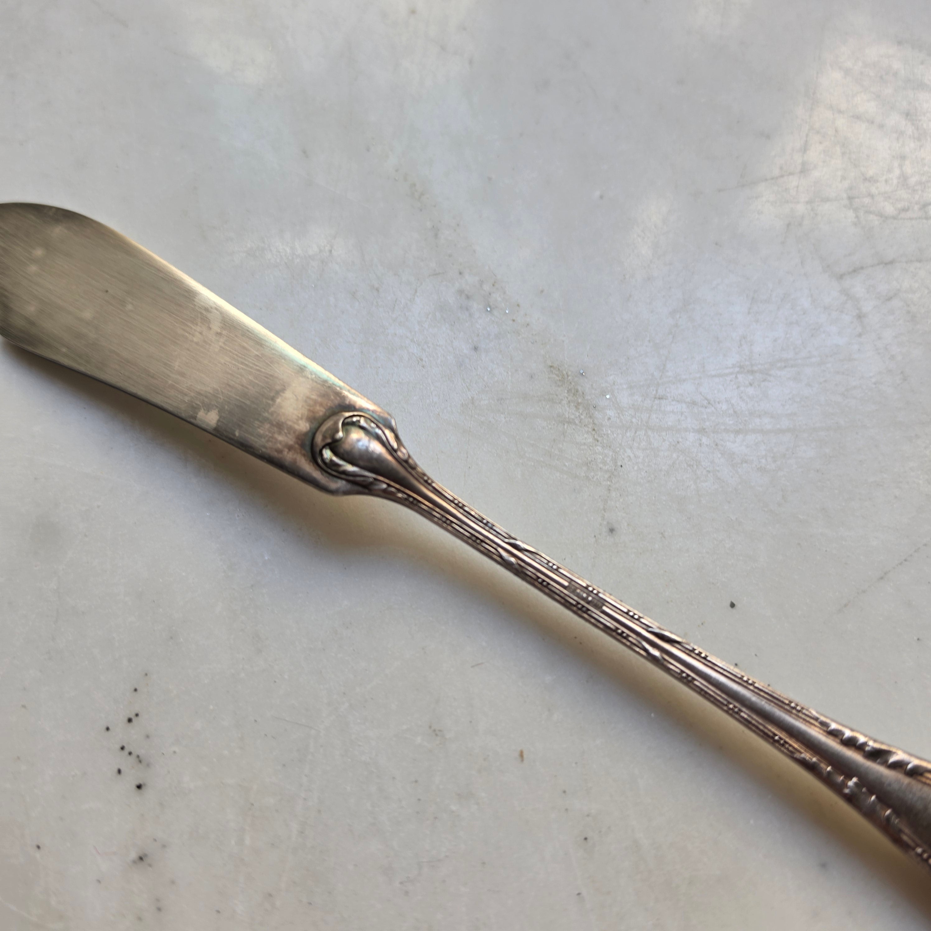 Edles Vintage Fischmesser / Serviermesser – Versilbert (90er Punzierung) mit klassischem Ornament-Dekor