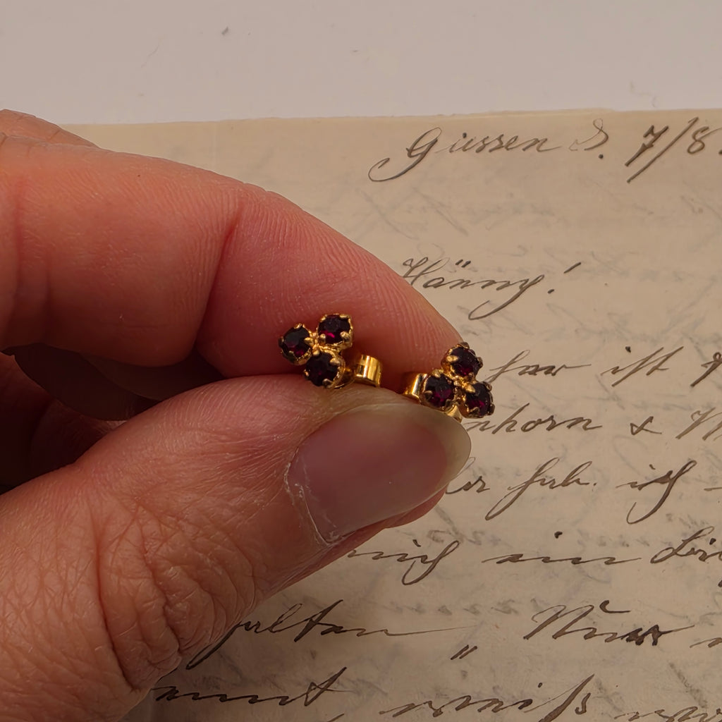Elegante Vintage-Ohrstecker mit funkelndem Kleeblatt-Besatz