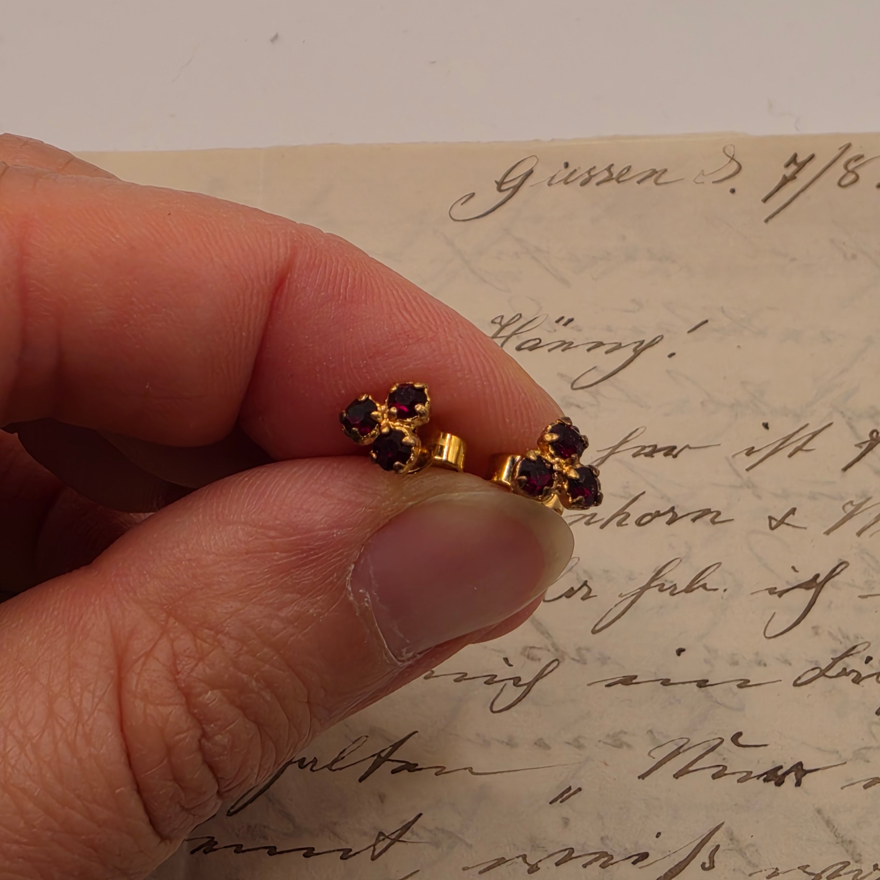 Elegante Vintage-Ohrstecker mit funkelndem Kleeblatt-Besatz