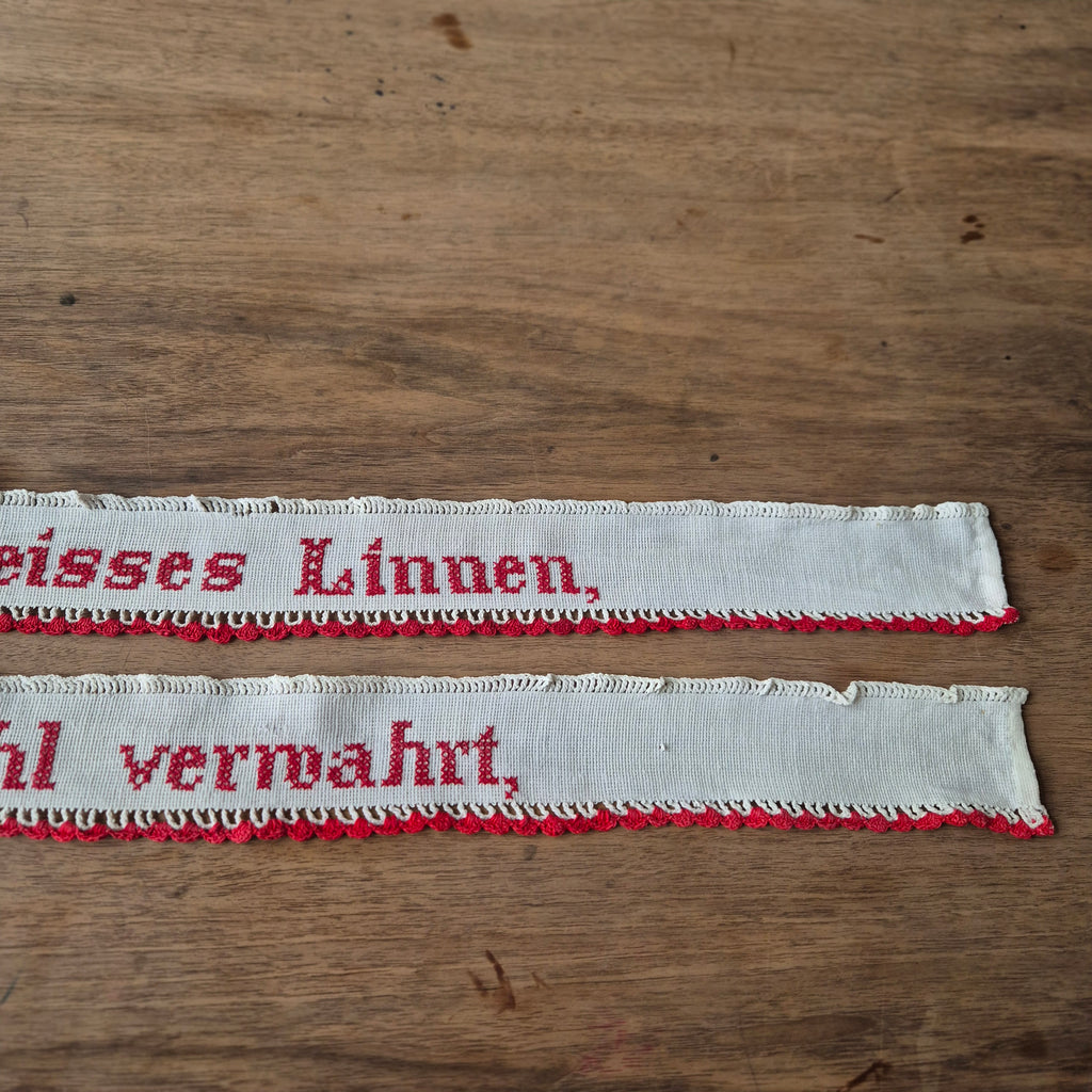 2x Antike handbestickte Spitze Küchenregal Leinen Spruch: Im Schranke weißes Linnen und alles Wohl vermahrt"Landhaus