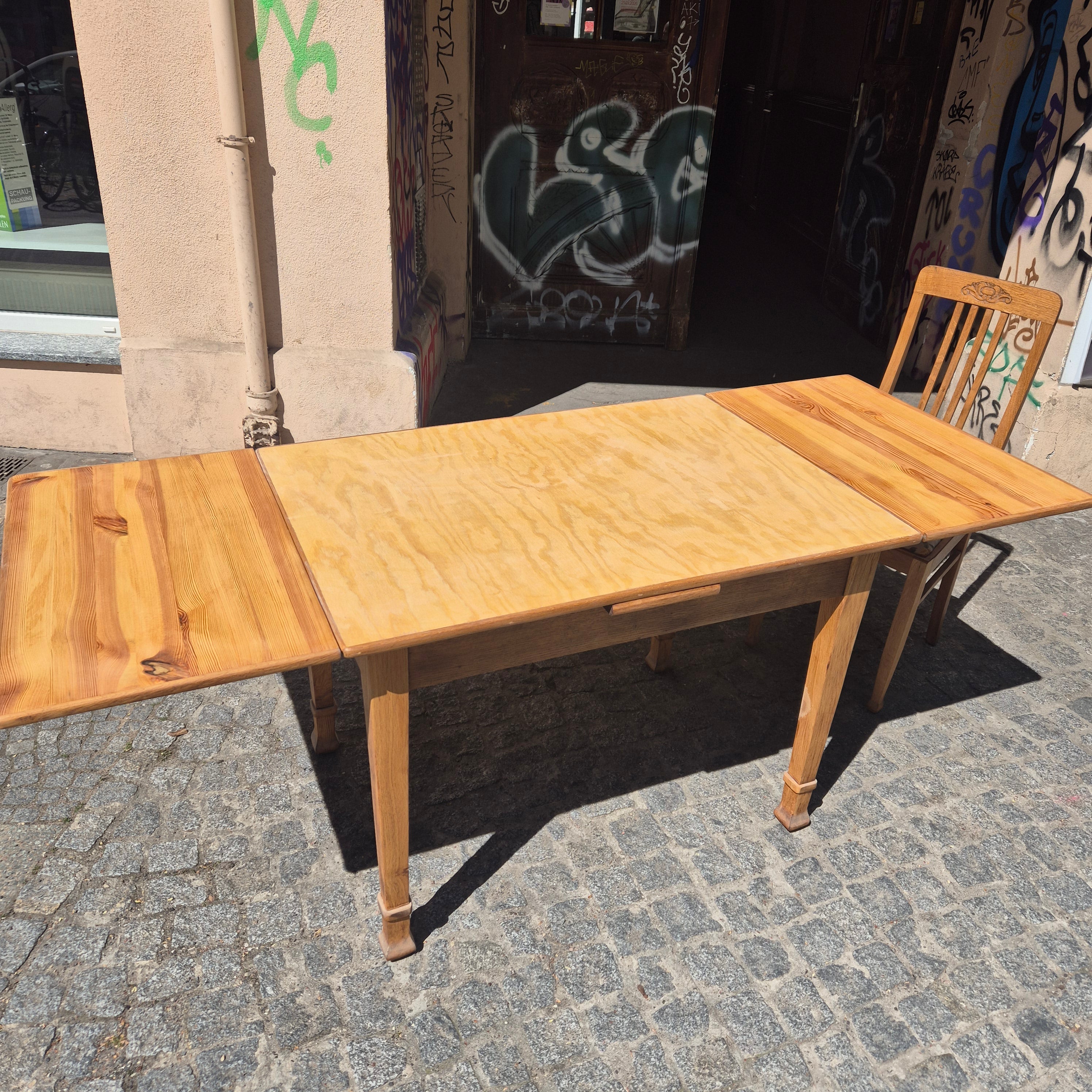 Antiker Jugendstil Tisch - abgeschliffen - Kiefernholz