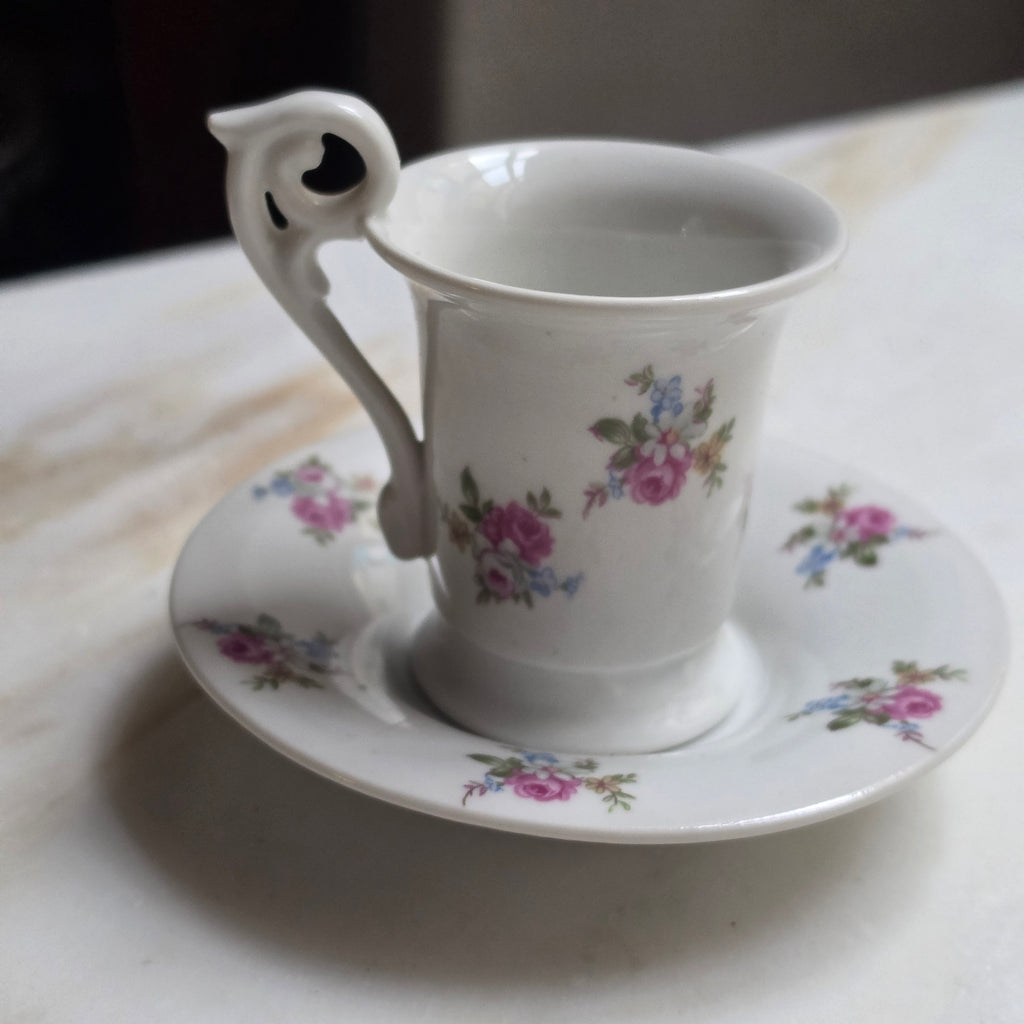 Vintage Kahla Mokkatasse / Espressotasse mit Untertasse – Romantisches Blümchendekor & Schwanenhals-Henkel