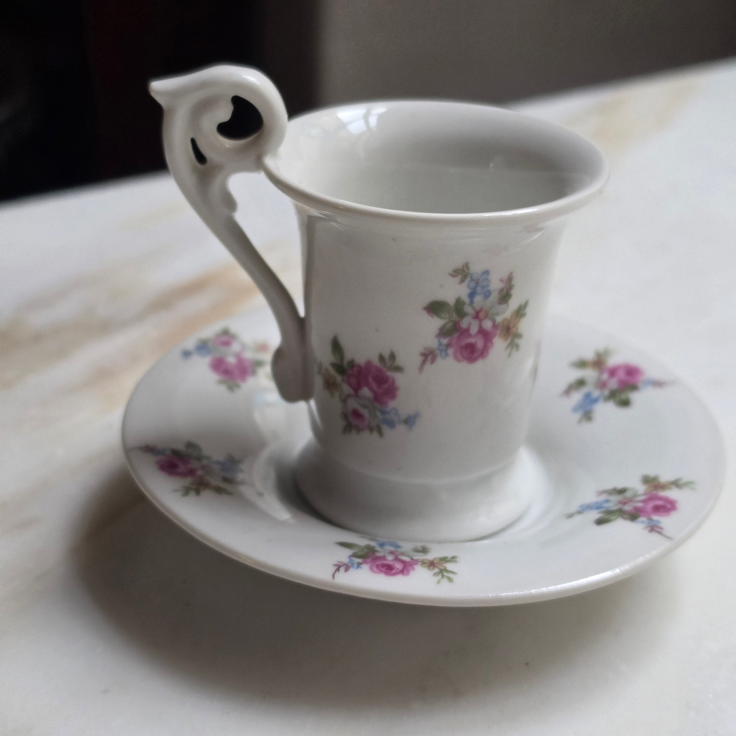 Vintage Kahla Mokkatasse / Espressotasse mit Untertasse – Romantisches Blümchendekor & Schwanenhals-Henkel