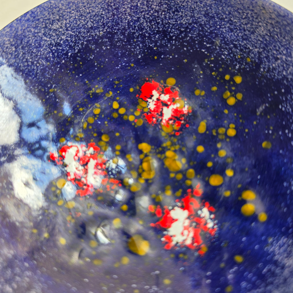 Handgefertigte Emaille-Schale auf Messingfuß – Mitternachtsblau mit Koi-Teich-Effekt