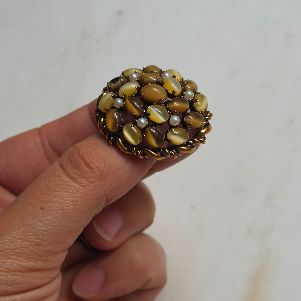 Vintage Goldton Brosche mit Katzenaugen-Steinen und Kunstperlen 60er Jahre
