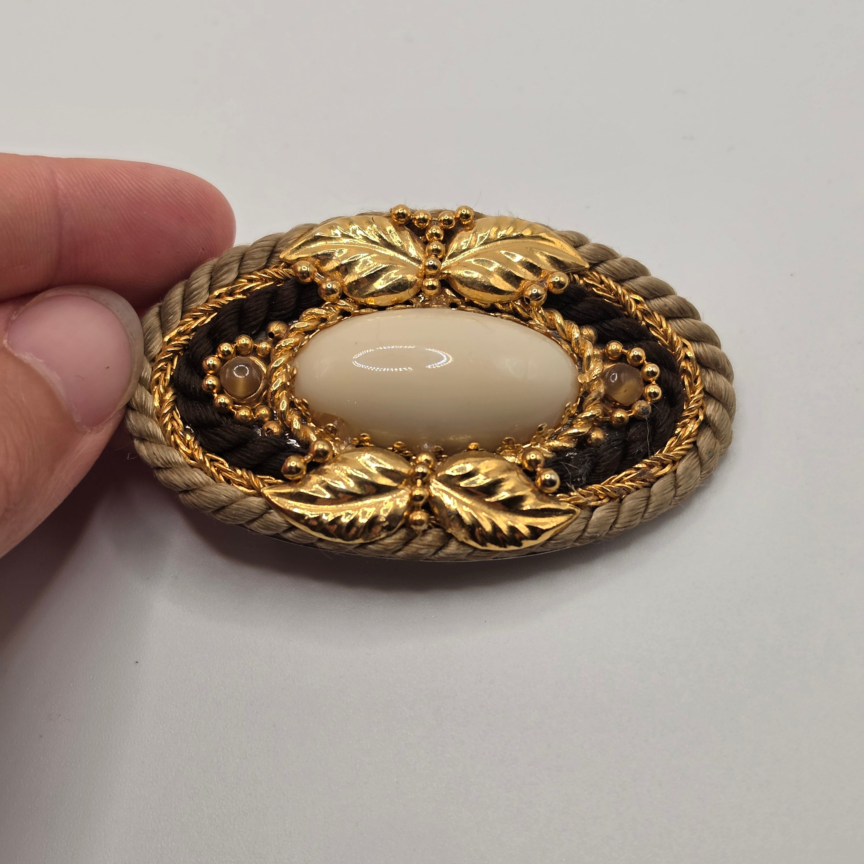 Vintage Schmuck-Gürtelschnalle – Ovale Taillengürtel-Schließe mit großem Cabochon, Kordel-Optik & Gold-Laub