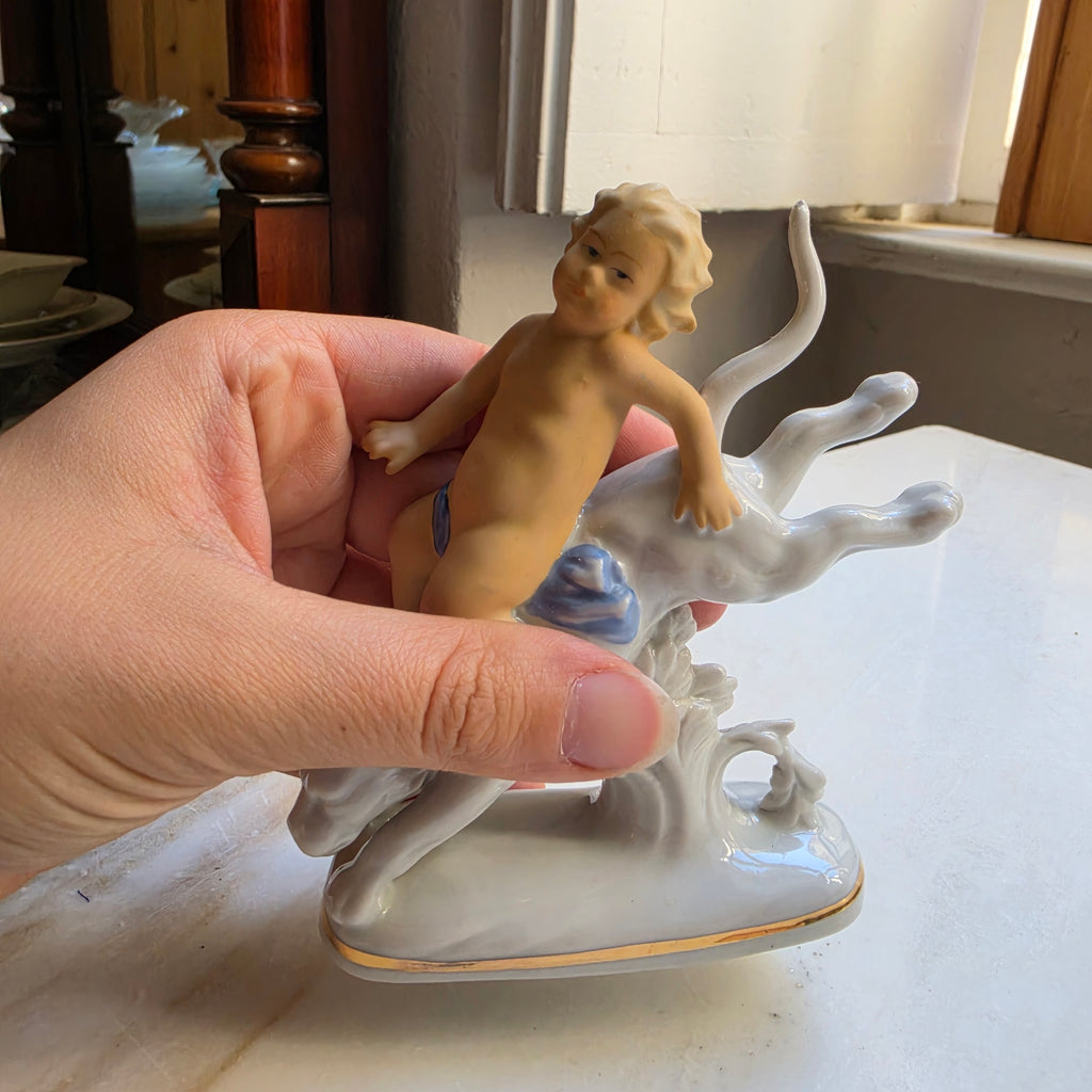 Antike handbemalte Putto auf Raubtier Panther Figur Porzellan