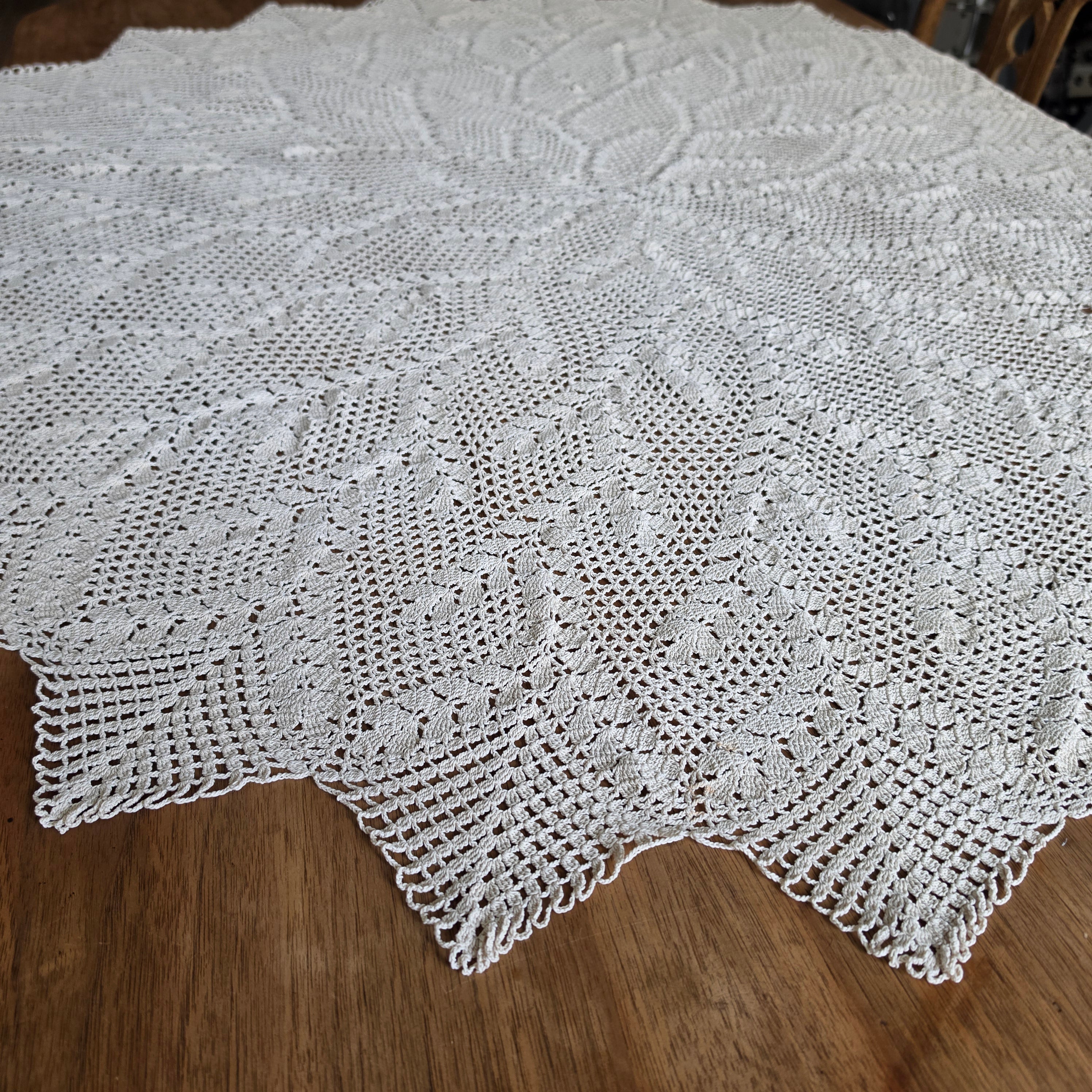 Vintage Häkeldecke Handarbeit - Filigrane Kunsthäkel-Tischdecke Beige/Natur 111cm rund