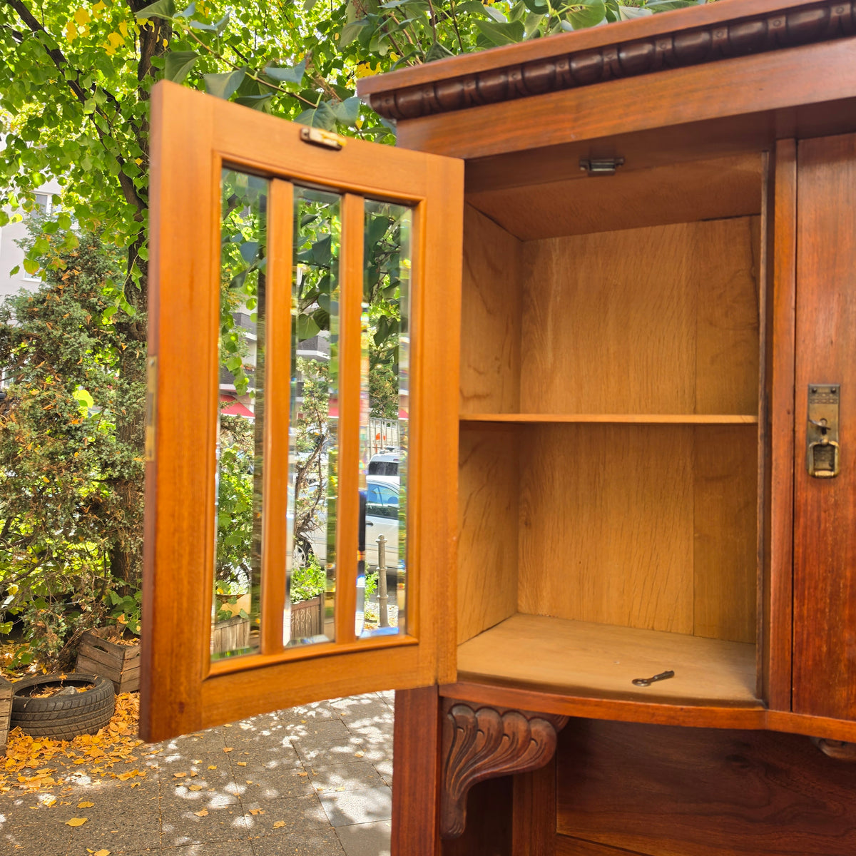 Antikes Küchenbuffet aus Echtholz – Jugendstil Anrichte mit Vitrine & Schnitzereien