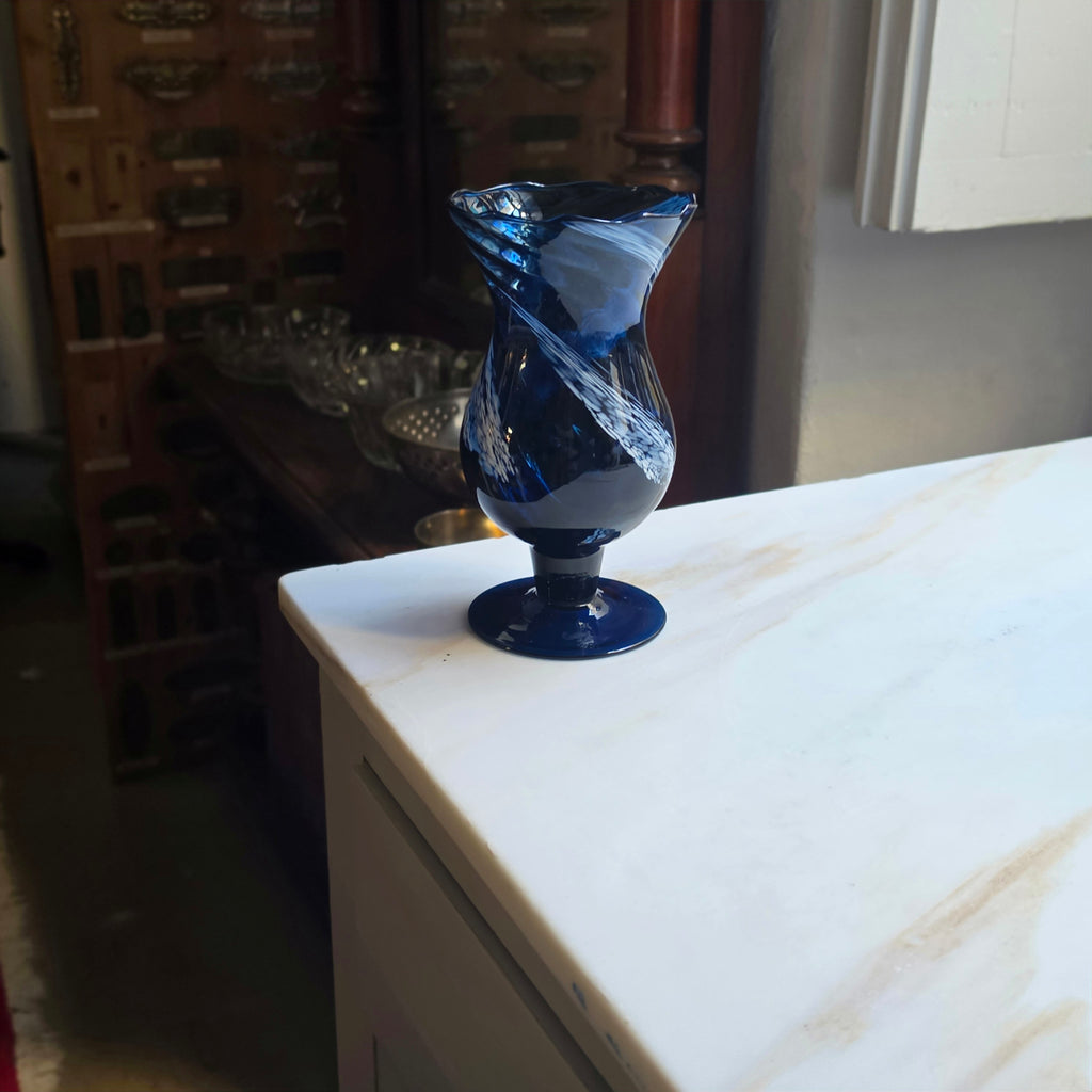 Mundgeblasene Kunstglas-Vase in Cobaltblau – Elegantes Wirbel-Design