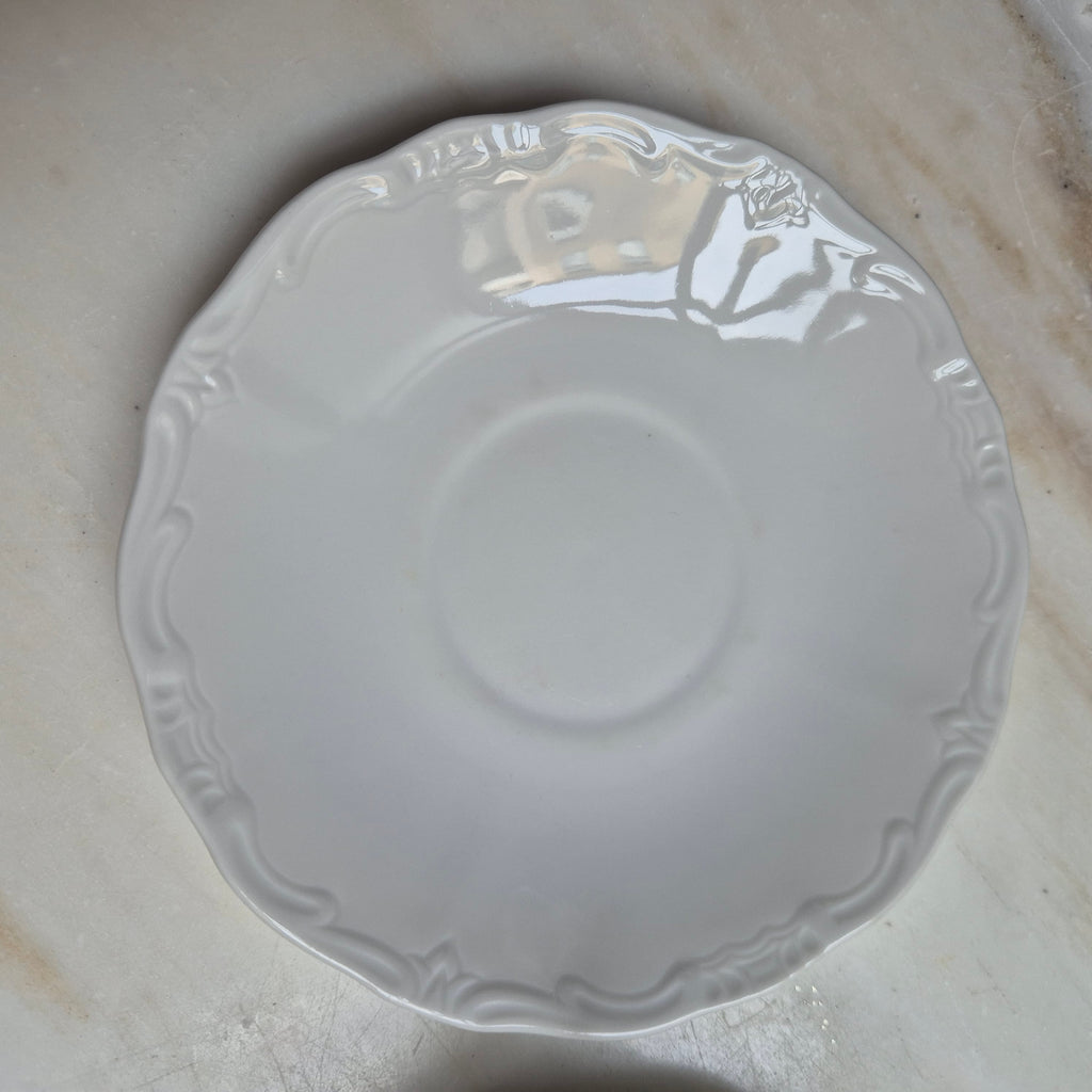 2x Antike weiße Porzellan-Suppentassen - Reliefdekor