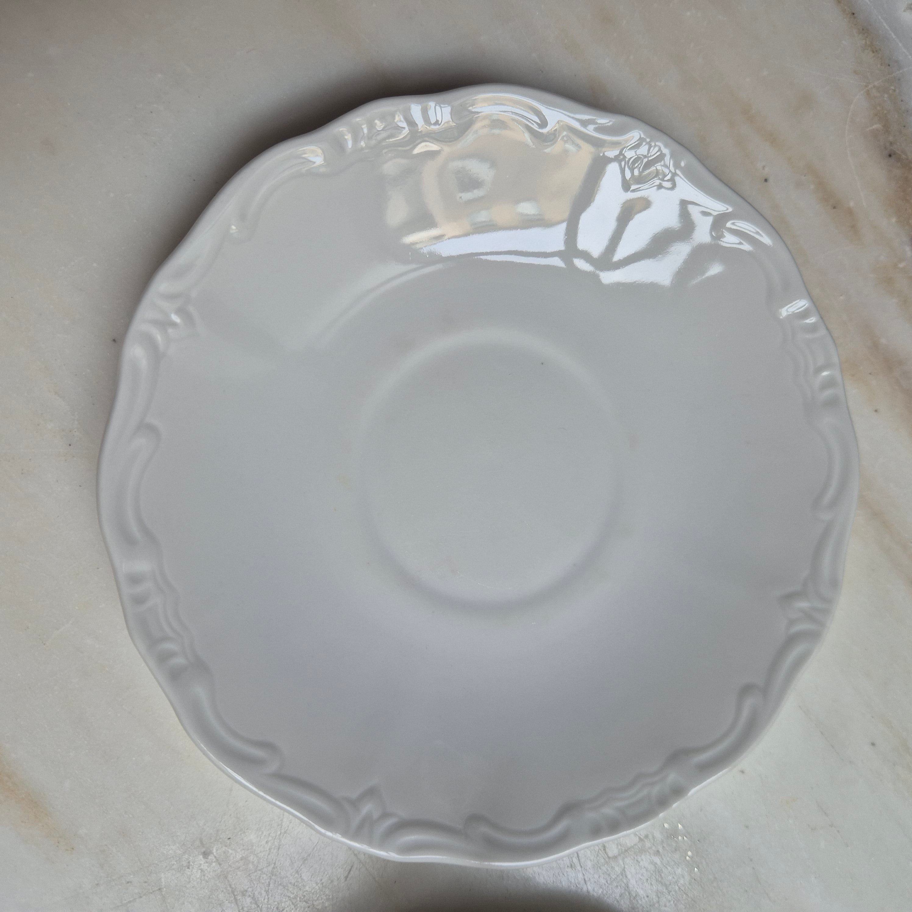 2x Antike weiße Porzellan-Suppentassen - Reliefdekor