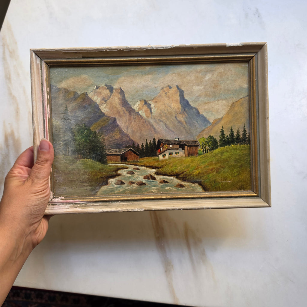 Antikes Ölgemälde „Alpenlandschaft mit Bergdorf & Bachlauf“ im rustikalen Vintage-Holzrahmen