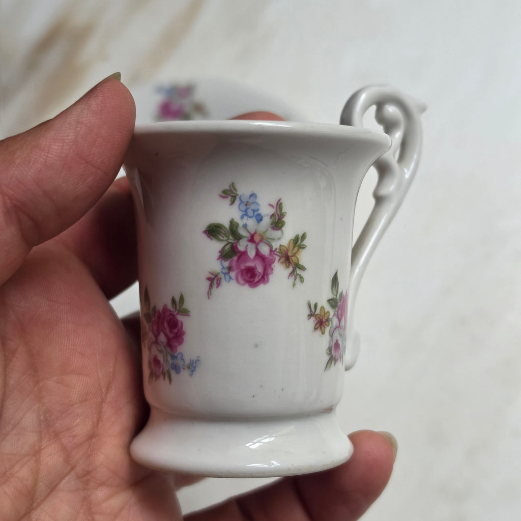 Vintage Kahla Mokkatasse / Espressotasse mit Untertasse – Romantisches Blümchendekor & Schwanenhals-Henkel