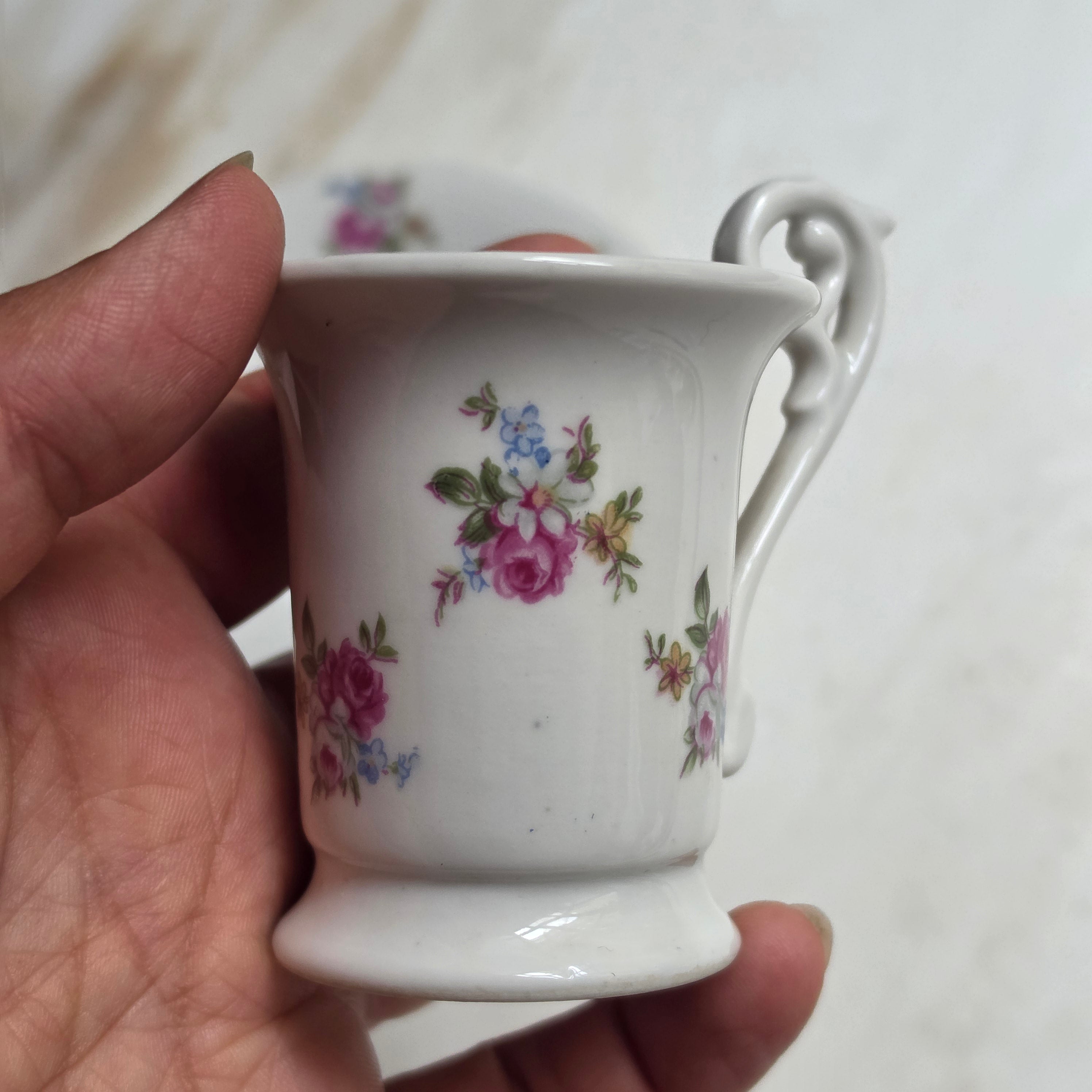 Vintage Kahla Mokkatasse / Espressotasse mit Untertasse – Romantisches Blümchendekor & Schwanenhals-Henkel