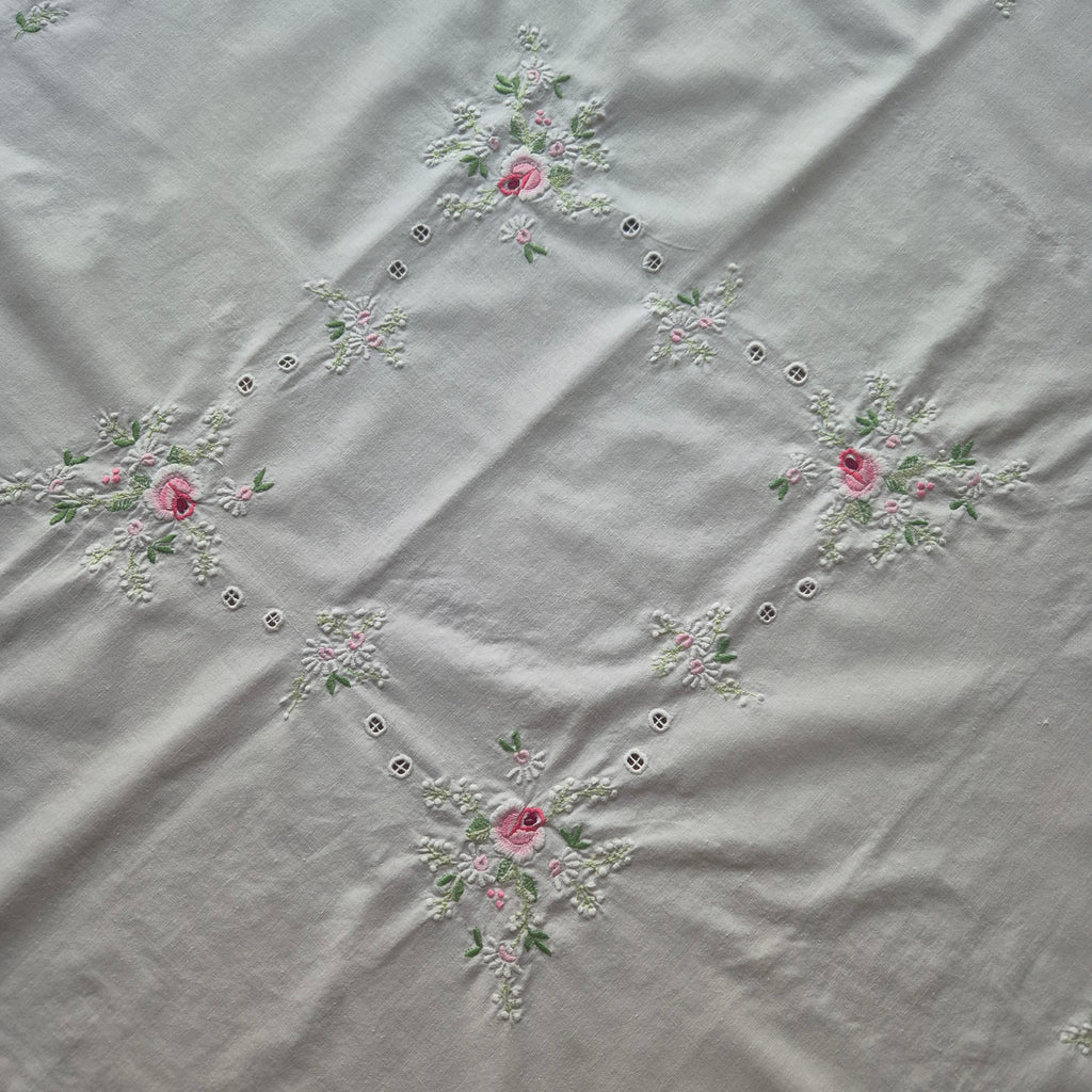 Vintage Tischdecke Baumwolle mit Blumenstickerei 84x88cm