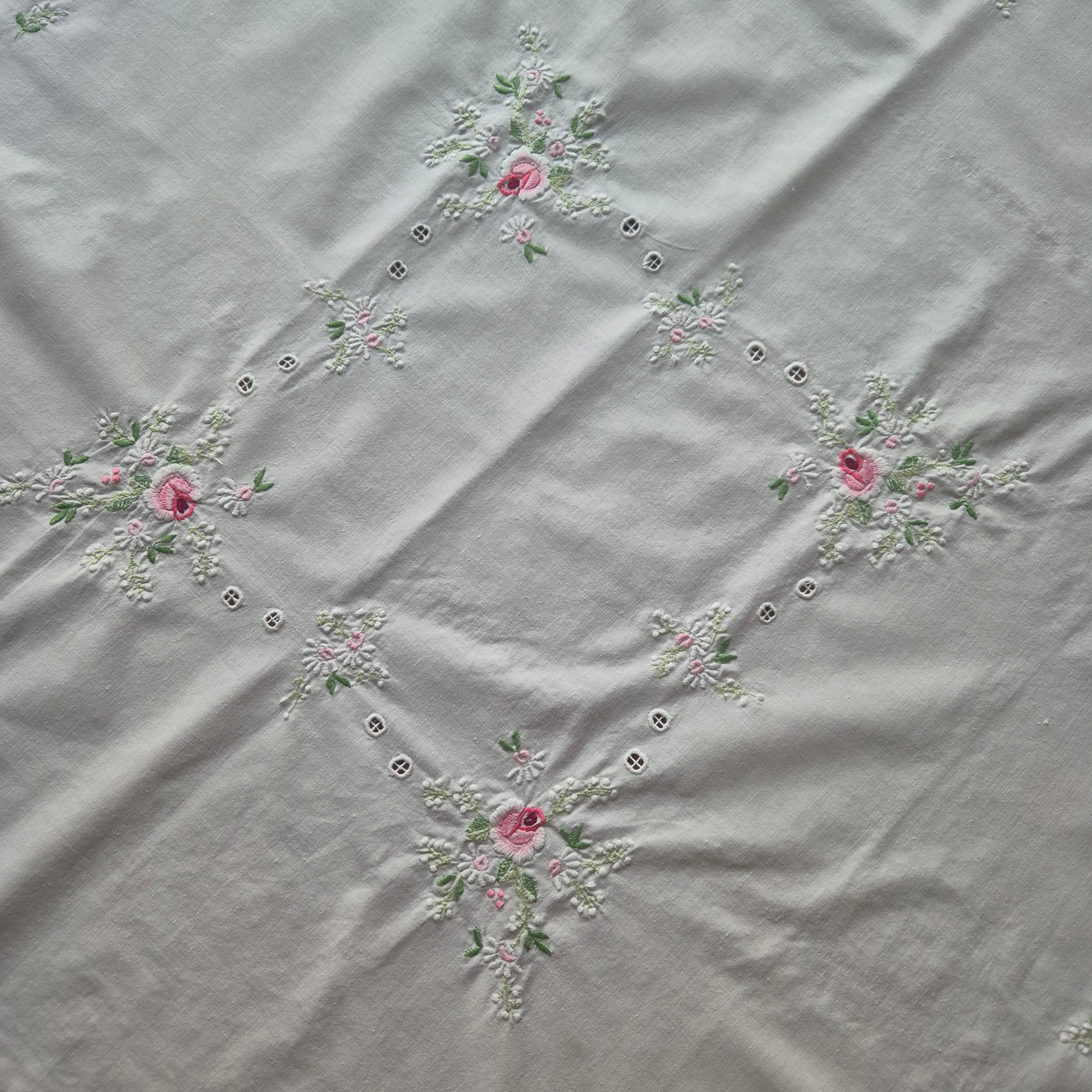 Vintage Tischdecke Baumwolle mit Blumenstickerei 84x88cm