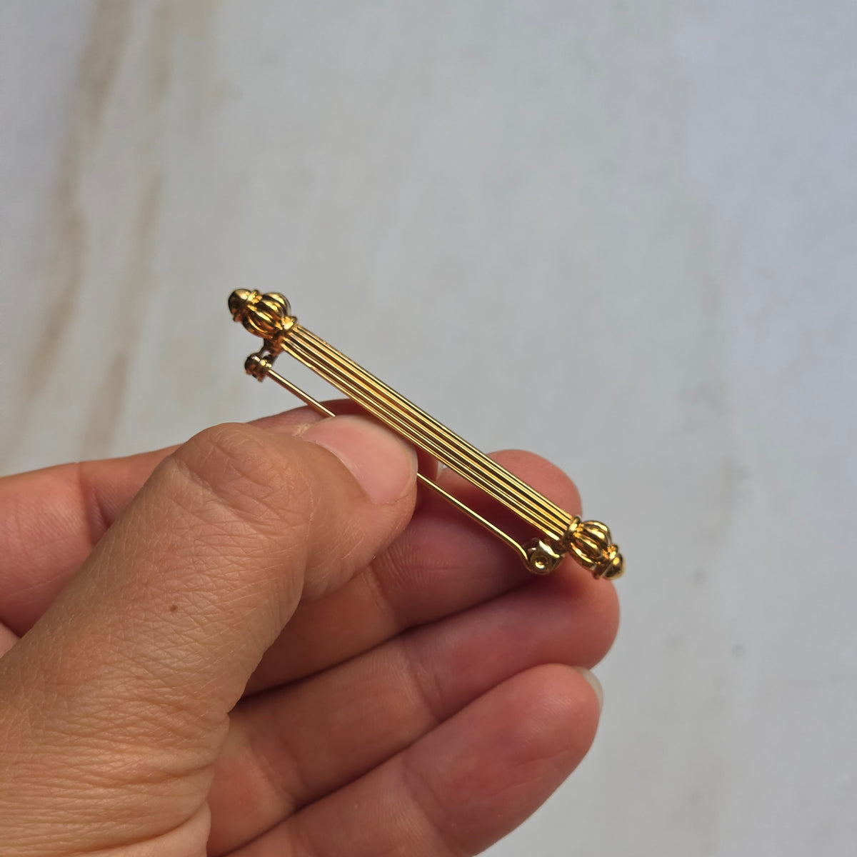 Elegante Vintage-Brosche in Stabform mit kanneliertem Dekor – Vergoldet