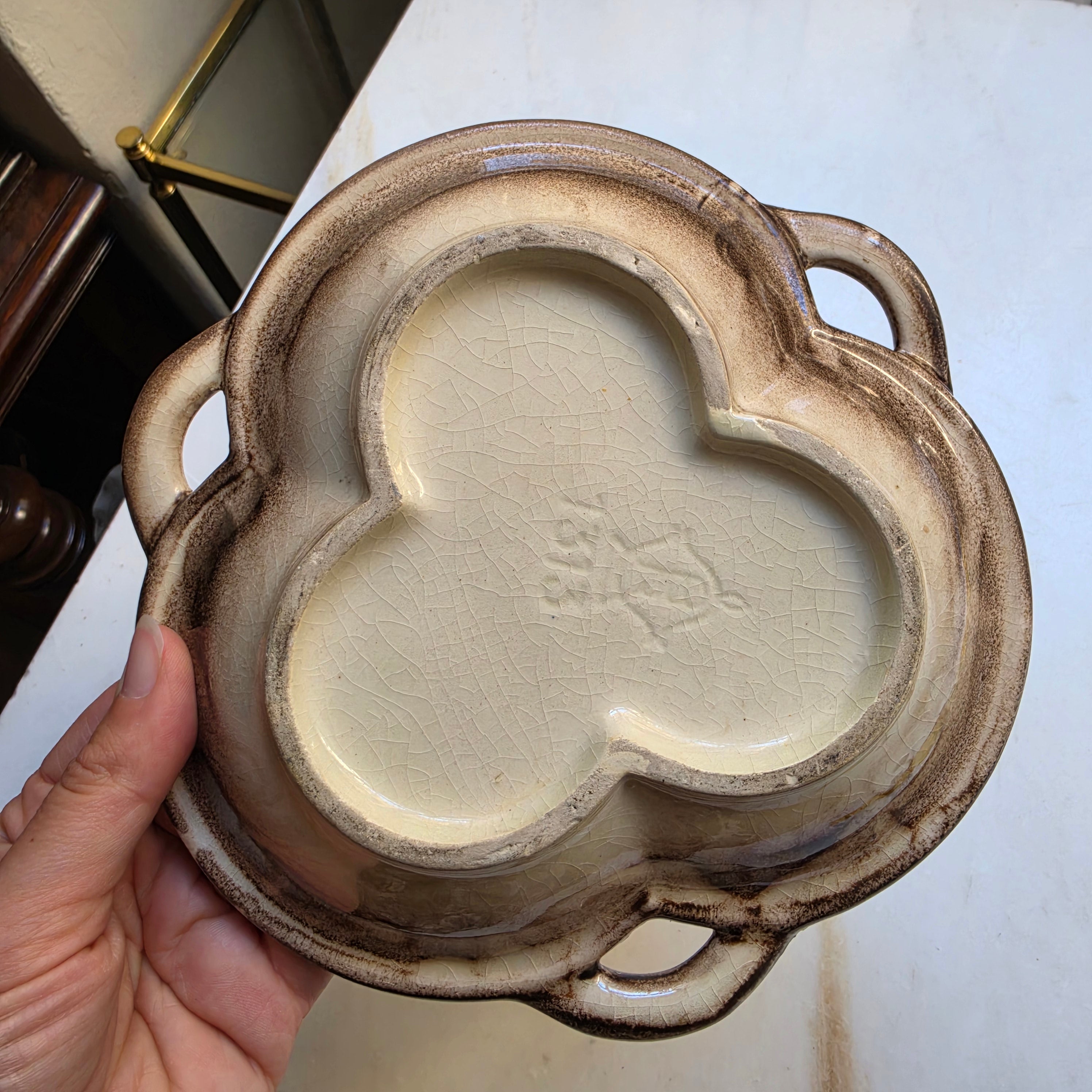 Vintage handbemalte Art Deco Keramik-Obstschale mit Laufglasur