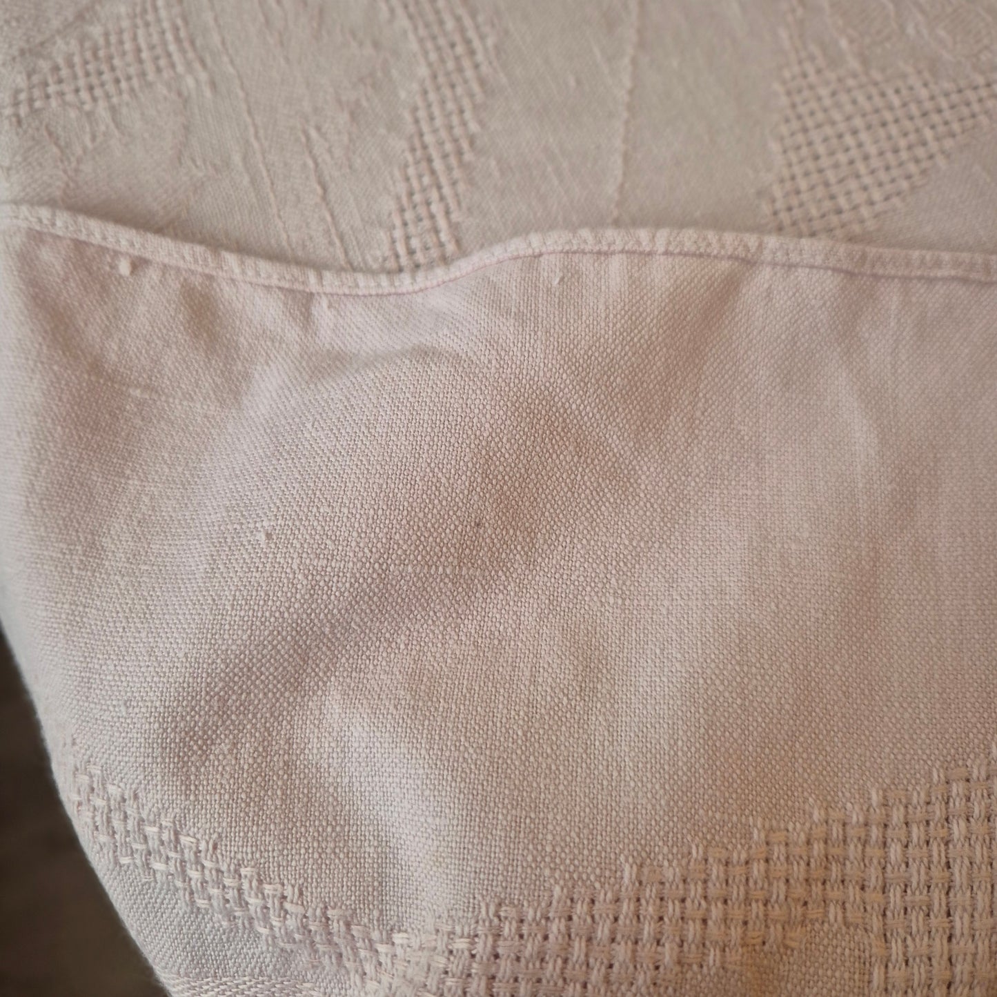 Wunderschöne Vintage Leinen Tischdecke mit Damast Blumendekor leider mit Fleck! 130x215cm Altrosa