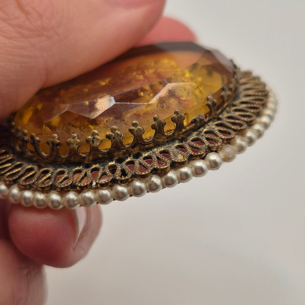 Große alte Glas Brosche mit Damenrelief Cameo Brosche Verschluss wackelig 5x6cm